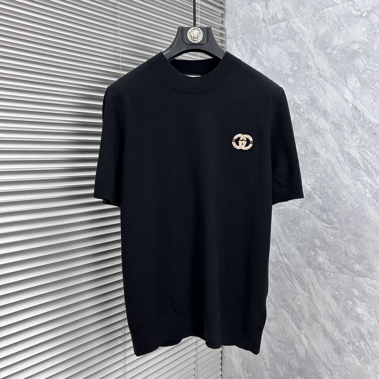 NO:918484,Gucci's 2026 spring and summer small mid-collar sweater 'breathable but not stuffy' is truly [old money style] highly breathable Tencel fabric, comfortable and not stuffy to wear in summer, crisp and stylish, small logo and heavy craftsmanship, simple and not simple, high-end Tencel cardigan short-sleeved, solid color and simple, fashionable but luxurious, quality is unquestionable, the upper body effect is great, size M-4XL, shipped next day,, T-shirt,19860909古奇‘’2026春夏款小中领针织衫《透气不闷热》真正【老钱风】甄选高度透气天丝面料,夏季穿着舒服不闷热,版型挺括有型,小logo重工艺搭配简约不简单,高端级天丝羊毛衫短袖 纯色简约 时尚不失奢华 品质毋庸置疑 上身效果超赞,尺码M-4XL,隔天出货,,T-shirt,,Men's clothing