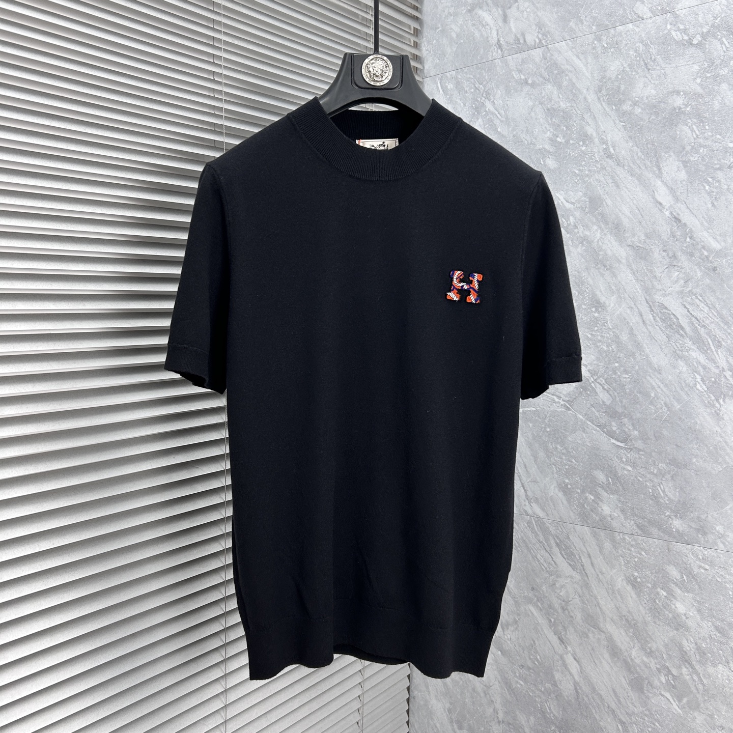 NO:918475,Hermes' 2026 spring and summer small mid-collar sweater 'breathable but not stuffy' is a true [old money style] highly breathable Tencel fabric, comfortable and not stuffy to wear in summer, crisp and stylish, small logo and heavy craftsmanship, simple and not simple, high-end Tencel sweater short-sleeved, solid color and simple, fashionable but luxurious. The quality is unquestionable, the upper body effect is great, size M-4XL, shipped next day, hermes, T-shirt,19860909爱马‘’2026春夏款小中领针织衫《透气不闷热》真正【老钱风】甄选高度透气天丝面料,夏季穿着舒服不闷热,版型挺括有型,小logo重工艺搭配简约不简单,高端级天丝羊毛衫短袖 纯色简约 时尚不失奢华 品质毋庸置疑 上身效果超赞,尺码M-4XL,隔天出货,,hermes,T-shirt,,Men's clothing