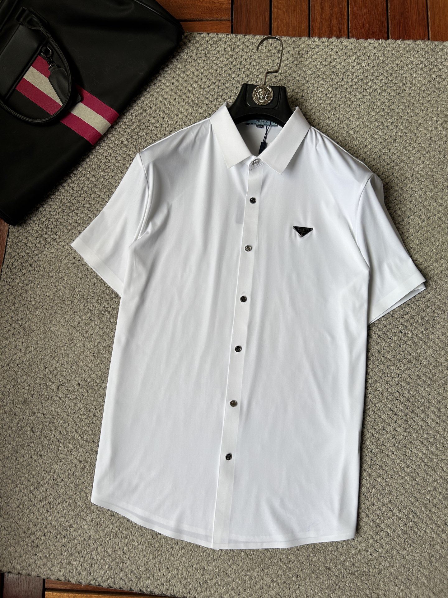 NO:870848,Pula's 2026ss spring and summer fashion popular short-sleeved shirt, sold through trading company channels, in perfect condition, belongs to the cabinet level, predictable hot style, advanced custom imported long-staple cotton fabric, master tailoring, invincible texture, excellent skin-friendly, very outstanding aesthetic design, exquisite craftsmanship, smooth lines, perfect match!  Easily upgrade your sense of fashion, with high recognition, great upper body effect, extremely sophisticated and rigorous workmanship, neat and meticulous wiring, it can be worn for business or daily leisure!  Counter size M-3xl,,prada,shirts,T-shirt,19860909普拉‘’2026ss春夏时尚大爆款短袖衬衫,贸易公司渠道货,品相完美如斯,属于入柜级别,可预见性的爆款,高级定制进口长绒棉面料,大师级剪裁,质感无敌,亲肤性极佳,非常出彩的美学设计,工艺精湛,线条流畅,完美搭配！轻松将时髦感进阶,有着高强辨识度,上身效果超赞,做工极为考究严谨,走线工整细致,商务抑或日常休闲均可搭配！专柜尺码 M-3xl,,prada,shirts,T-shirt,,Men's clothing