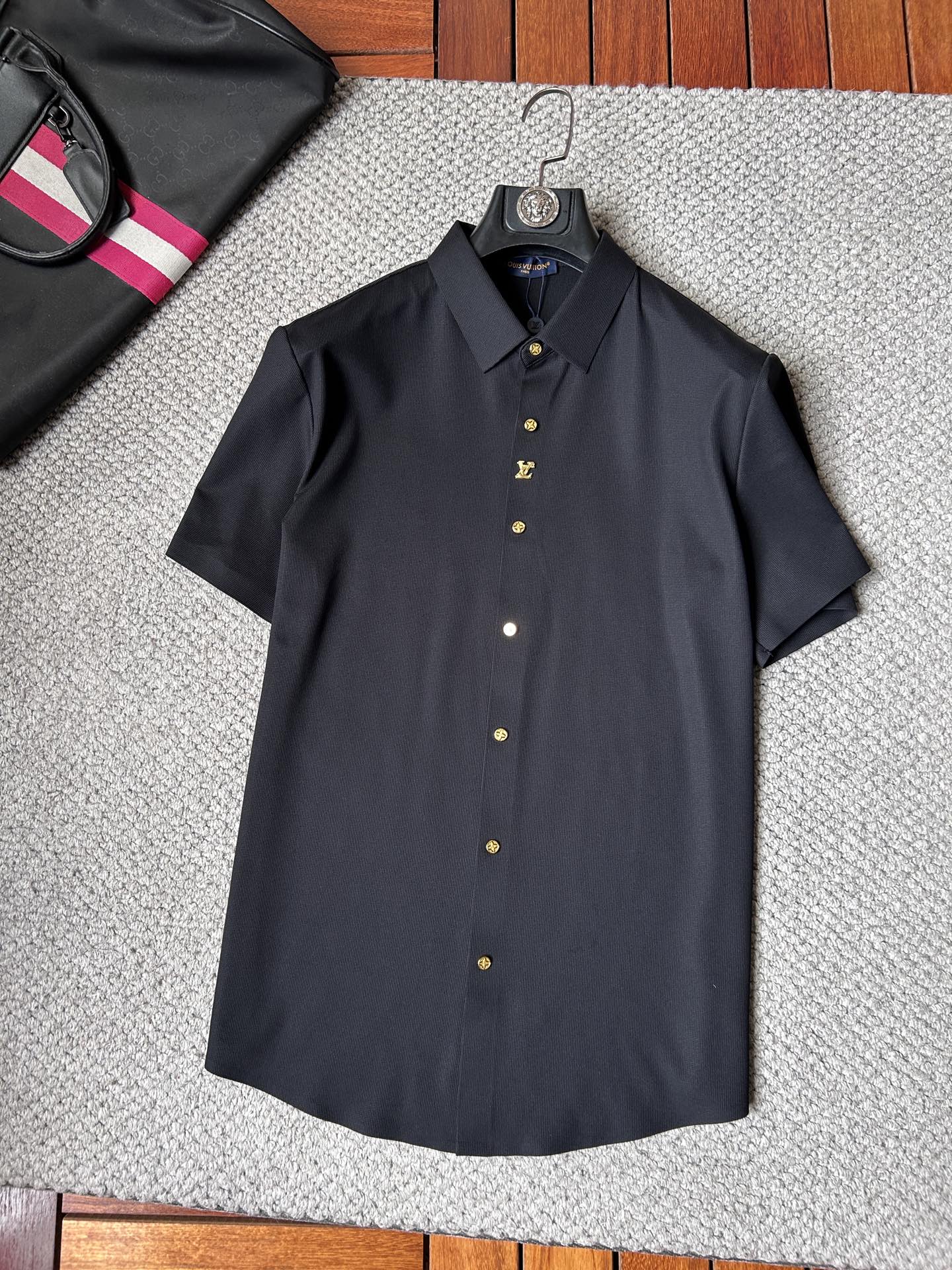 NO:870840,LV 2026ss spring and summer fashion hot-selling short-sleeved shirt, sold through trading company channels, in perfect condition, belongs to cabinet level, predictable hot-selling, advanced customized imported long-staple cotton fabric, master tailoring, invincible texture, excellent skin-friendly, very outstanding aesthetic design, exquisite craftsmanship, smooth lines, perfect match!  Easily upgrade your sense of fashion, with high recognition, great upper body effect, extremely sophisticated and rigorous workmanship, neat and meticulous wiring, it can be worn for business or daily leisure!  Counter size M-3xl,,louis vuitton,shirts,T-shirt,19860909LV 2026ss春夏时尚大爆款短袖衬衫,贸易公司渠道货,品相完美如斯,属于入柜级别,可预见性的爆款,高级定制进口长绒棉面料,大师级剪裁,质感无敌,亲肤性极佳,非常出彩的美学设计,工艺精湛,线条流畅,完美搭配！轻松将时髦感进阶,有着高强辨识度,上身效果超赞,做工极为考究严谨,走线工整细致,商务抑或日常休闲均可搭配！专柜尺码 M-3xl,,louis vuitton,shirts,T-shirt,,Men's clothing