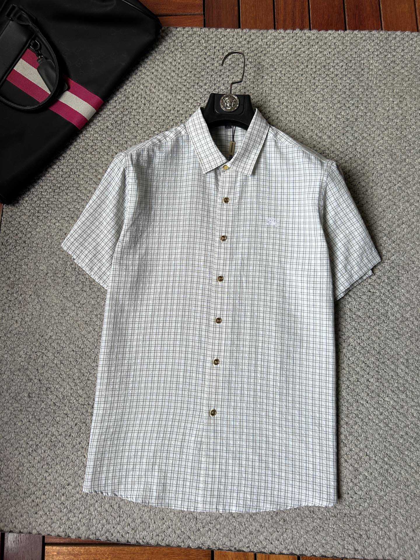 NO:870830,Babao's 2026ss spring and summer fashion hot-selling short-sleeved shirt, sold through trading company channels, in perfect condition, belongs to cabinet level, predictable hot style, advanced custom-made imported long-staple cotton fabric, master-level tailoring, invincible texture, excellent skin-friendly, very outstanding aesthetic design, exquisite craftsmanship, smooth lines, perfect match!  Easily upgrade your sense of fashion, with high recognition, great upper body effect, extremely sophisticated and rigorous workmanship, neat and meticulous wiring, it can be worn for business or daily leisure!  Counter size M-3xl,,burberry,shirts,T-shirt,19860909巴宝‘’2026ss春夏时尚大爆款短袖衬衫,贸易公司渠道货,品相完美如斯,属于入柜级别,可预见性的爆款,高级定制进口长绒棉面料,大师级剪裁,质感无敌,亲肤性极佳,非常出彩的美学设计,工艺精湛,线条流畅,完美搭配！轻松将时髦感进阶,有着高强辨识度,上身效果超赞,做工极为考究严谨,走线工整细致,商务抑或日常休闲均可搭配！专柜尺码 M-3xl,,burberry,shirts,T-shirt,,Men's clothing