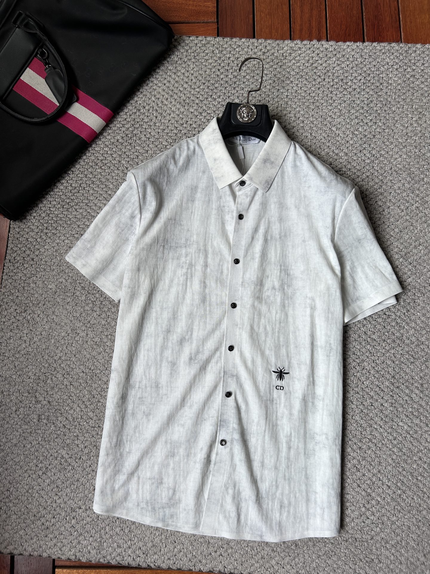 NO:870824,dr 2026ss spring and summer fashion hot-selling short-sleeved shirt, sold through trading company channels, in perfect condition, belongs to the cabinet level, predictable hot-selling, advanced customized imported long-staple cotton fabric, master tailoring, invincible texture, excellent skin-friendly, very outstanding aesthetic design, exquisite craftsmanship, smooth lines, perfect match!  Easily upgrade your sense of fashion, with high recognition, great upper body effect, extremely sophisticated and rigorous workmanship, neat and meticulous wiring, it can be worn for business or daily leisure!  Counter size M-3xl,,shirts,T-shirt,19860909dr 2026ss春夏时尚大爆款短袖衬衫,贸易公司渠道货,品相完美如斯,属于入柜级别,可预见性的爆款,高级定制进口长绒棉面料,大师级剪裁,质感无敌,亲肤性极佳,非常出彩的美学设计,工艺精湛,线条流畅,完美搭配！轻松将时髦感进阶,有着高强辨识度,上身效果超赞,做工极为考究严谨,走线工整细致,商务抑或日常休闲均可搭配！专柜尺码 M-3xl,,shirts,T-shirt,,Men's clothing