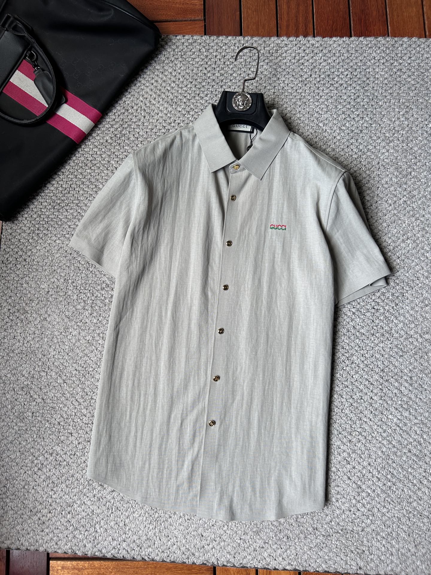 NO:870901,Gucci 2026ss spring and summer fashion hot-selling short-sleeved shirt, sold through trading company channels, in perfect condition, belongs to cabinet level, predictable hot style, advanced customized imported long-staple cotton fabric, master tailoring, invincible texture, excellent skin-friendly, very outstanding aesthetic design, exquisite craftsmanship, smooth lines, perfect match!  Easily upgrade your sense of fashion, with high recognition, great upper body effect, extremely sophisticated and rigorous workmanship, neat and meticulous wiring, it can be worn for business or daily leisure!  Counter size M-3xl,,shirts,T-shirt,19860909古奇 2026ss春夏时尚大爆款短袖衬衫,贸易公司渠道货,品相完美如斯,属于入柜级别,可预见性的爆款,高级定制进口长绒棉面料,大师级剪裁,质感无敌,亲肤性极佳,非常出彩的美学设计,工艺精湛,线条流畅,完美搭配！轻松将时髦感进阶,有着高强辨识度,上身效果超赞,做工极为考究严谨,走线工整细致,商务抑或日常休闲均可搭配！专柜尺码 M-3xl,,shirts,T-shirt,,Men's clothing