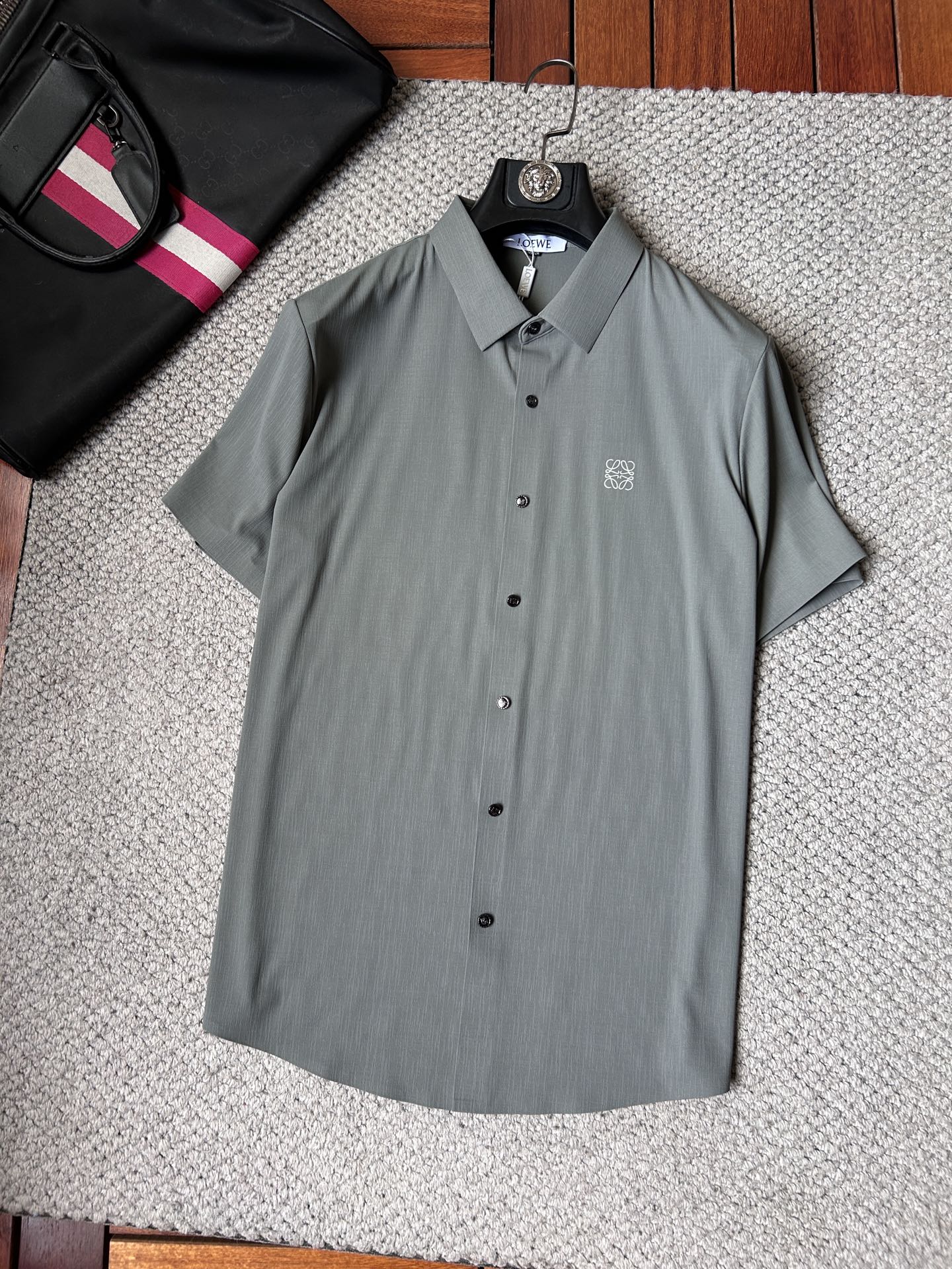 NO:870885,Luoyi's 2026ss spring and summer fashion hot-selling short-sleeved shirt, sold through trading company channels, in perfect condition, belongs to the cabinet level, predictable hot style, advanced custom-made imported long-staple cotton fabric, master-level tailoring, invincible texture, excellent skin-friendly, very outstanding aesthetic design, exquisite craftsmanship, smooth lines, perfect match!  Easily upgrade your sense of fashion, with high recognition, great upper body effect, extremely sophisticated and rigorous workmanship, neat and meticulous wiring, it can be worn for business or daily leisure!  Counter size M-3xl,,loewe,shirts,T-shirt,19860909罗意‘’2026ss春夏时尚大爆款短袖衬衫,贸易公司渠道货,品相完美如斯,属于入柜级别,可预见性的爆款,高级定制进口长绒棉面料,大师级剪裁,质感无敌,亲肤性极佳,非常出彩的美学设计,工艺精湛,线条流畅,完美搭配！轻松将时髦感进阶,有着高强辨识度,上身效果超赞,做工极为考究严谨,走线工整细致,商务抑或日常休闲均可搭配！专柜尺码 M-3xl,,loewe,shirts,T-shirt,,Men's clothing