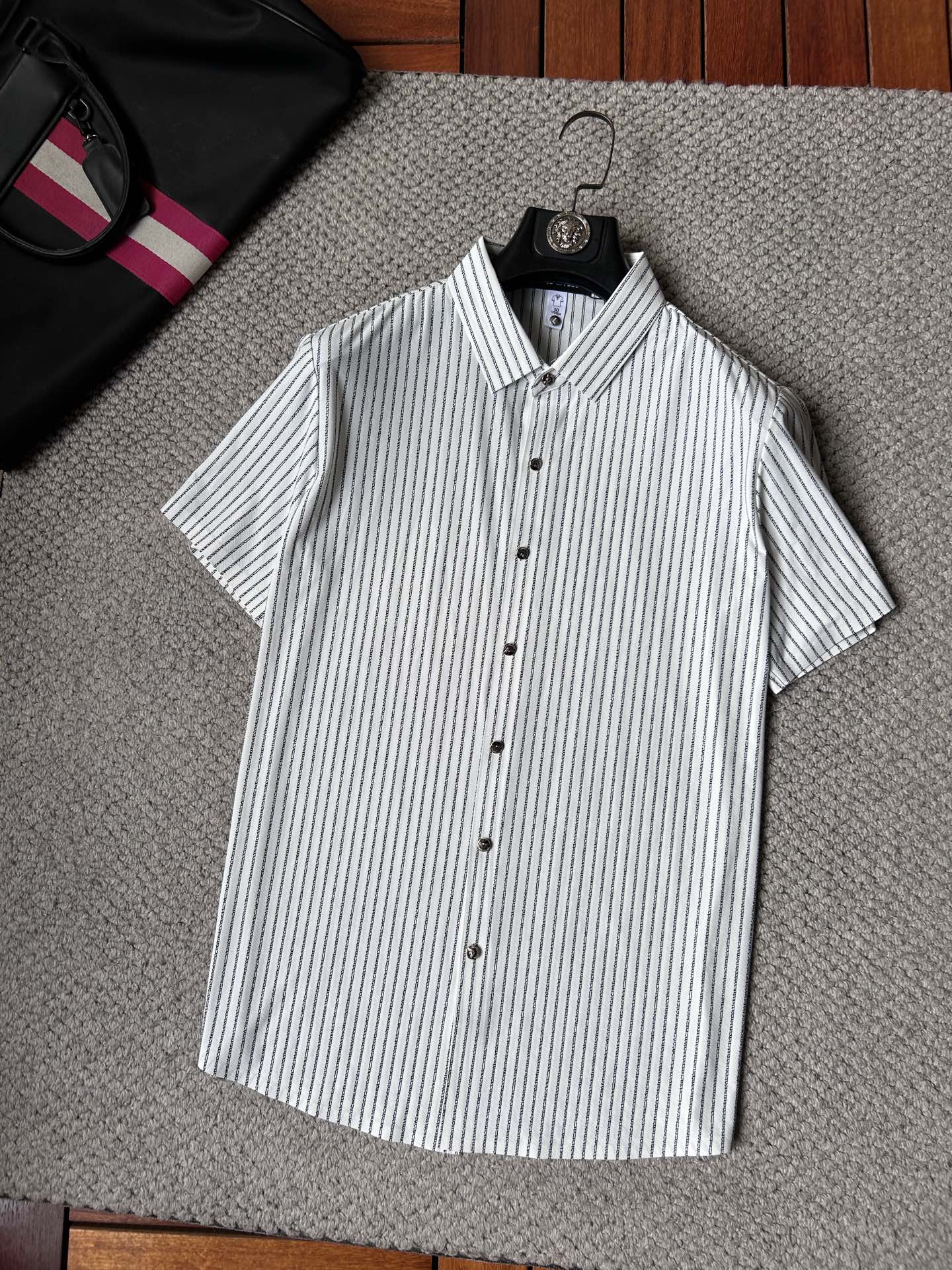 NO:870874,Amma's 2026ss spring and summer fashion hot-selling short-sleeved shirts, goods from trading company channels, in perfect condition, belong to cabinet level, predictable hot-selling, advanced customized imported long-staple cotton fabric, master tailoring, invincible texture, excellent skin-friendly, very outstanding aesthetic design, exquisite craftsmanship, smooth lines, perfect match!  Easily upgrade your sense of fashion, with high recognition, great upper body effect, extremely sophisticated and rigorous workmanship, neat and meticulous wiring, it can be worn for business or daily leisure!  Counter size M-3xl,,shirts,T-shirt,19860909阿玛‘’2026ss春夏时尚大爆款短袖衬衫,贸易公司渠道货,品相完美如斯,属于入柜级别,可预见性的爆款,高级定制进口长绒棉面料,大师级剪裁,质感无敌,亲肤性极佳,非常出彩的美学设计,工艺精湛,线条流畅,完美搭配！轻松将时髦感进阶,有着高强辨识度,上身效果超赞,做工极为考究严谨,走线工整细致,商务抑或日常休闲均可搭配！专柜尺码 M-3xl,,shirts,T-shirt,,Men's clothing