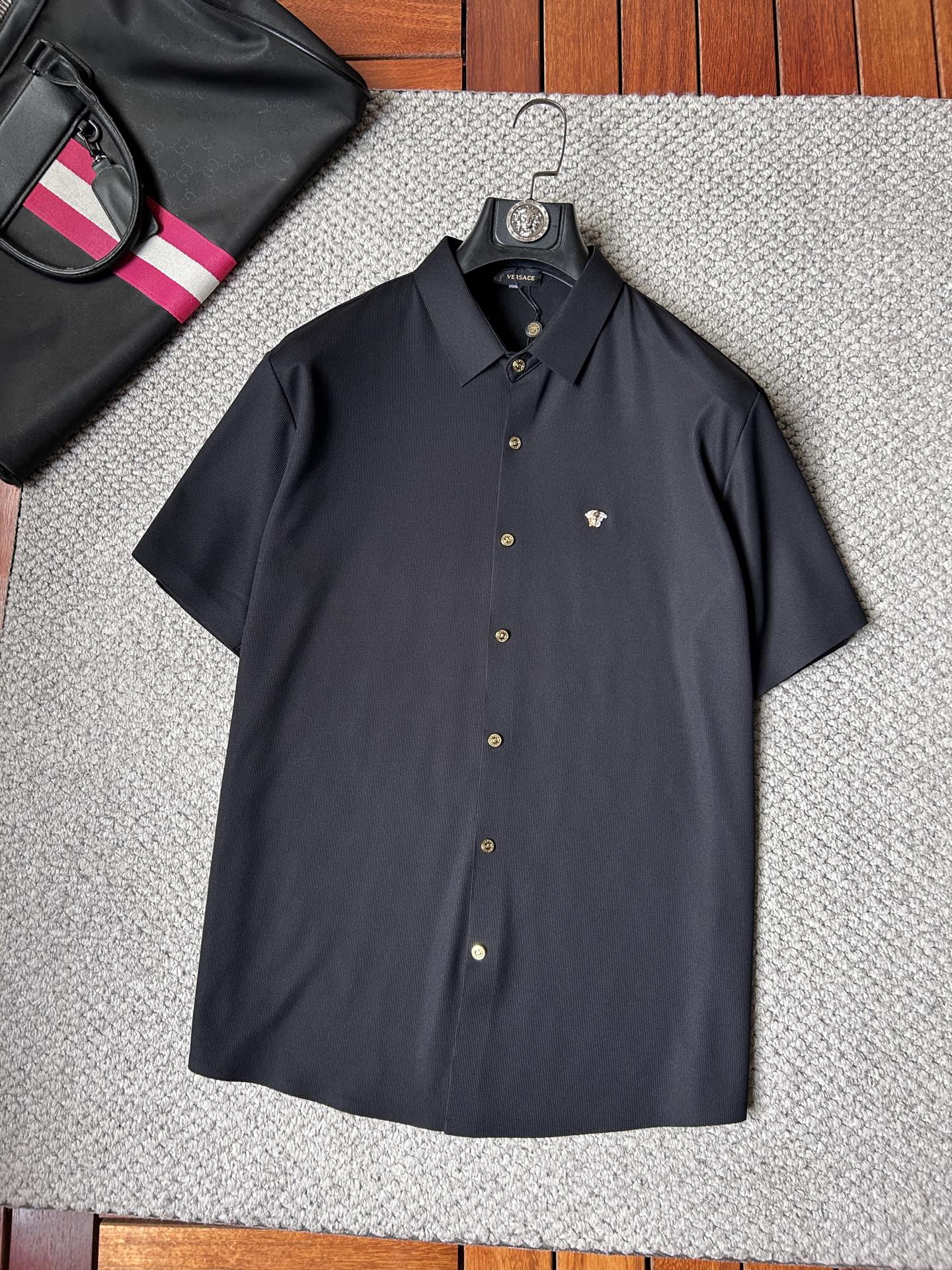 NO:870864,Versi's 2026ss spring and summer fashion hot-selling short-sleeved shirt, sold through trading company channels, in perfect condition, belongs to the cabinet level, predictable hot style, advanced custom-made imported long-staple cotton fabric, master-level tailoring, invincible texture, excellent skin-friendly, very outstanding aesthetic design, exquisite craftsmanship, smooth lines, perfect match!  Easily upgrade your sense of fashion, with high recognition, great upper body effect, extremely sophisticated and rigorous workmanship, neat and meticulous wiring, it can be worn for business or daily leisure!  Counter size M-3xl,,versace,shirts,T-shirt,19860909范思‘’2026ss春夏时尚大爆款短袖衬衫,贸易公司渠道货,品相完美如斯,属于入柜级别,可预见性的爆款,高级定制进口长绒棉面料,大师级剪裁,质感无敌,亲肤性极佳,非常出彩的美学设计,工艺精湛,线条流畅,完美搭配！轻松将时髦感进阶,有着高强辨识度,上身效果超赞,做工极为考究严谨,走线工整细致,商务抑或日常休闲均可搭配！专柜尺码 M-3xl,,versace,shirts,T-shirt,,Men's clothing