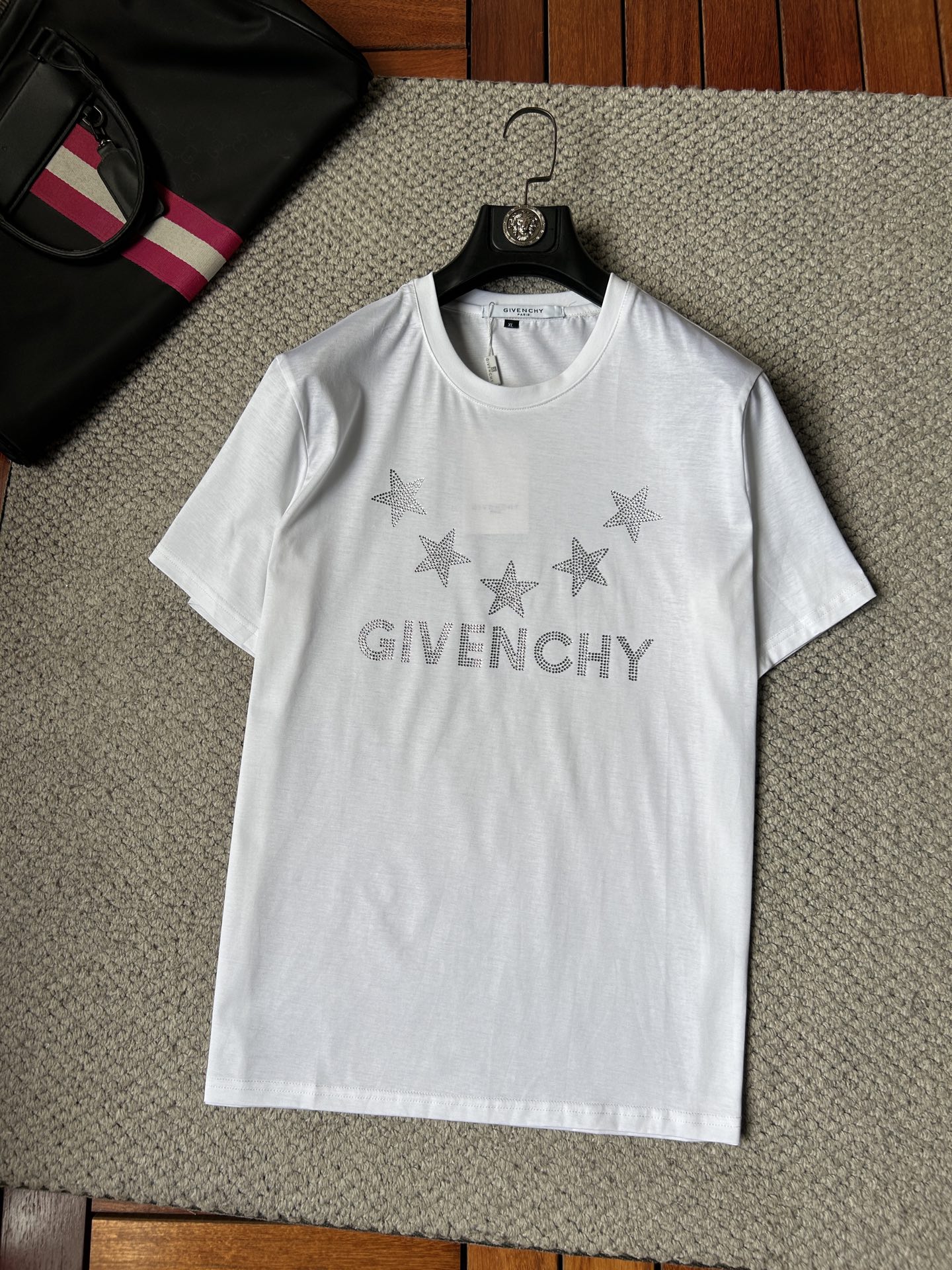 NO:925817,Givenchy 2026 spring and summer new hot diamond round neck short-sleeved T-shirt, super comfortable upper body, same style for men and women M-5XL,,givenchy,T-shirt,tees,t-shirt,19860909纪梵希 2026春夏新款 烫钻 圆领短袖t恤 上身超舒服男女同款 M-5XL,,givenchy,T-shirt,tees，t-shirt,,Men's clothing