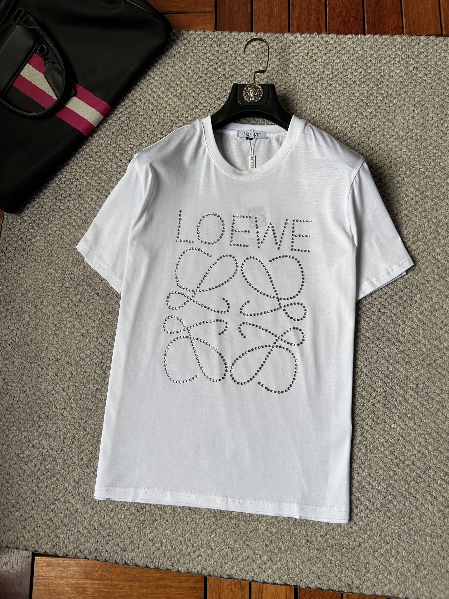 NO:925823,Loewe 2026 spring and summer new hot diamond round neck short-sleeved T-shirt, super comfortable upper body, same style for men and women M-5XL,,loewe,T-shirt,tees,t-shirt,19860909罗意威 2026春夏新款 烫钻 圆领短袖t恤 上身超舒服男女同款 M-5XL,,loewe,T-shirt,tees，t-shirt,,Men's clothing