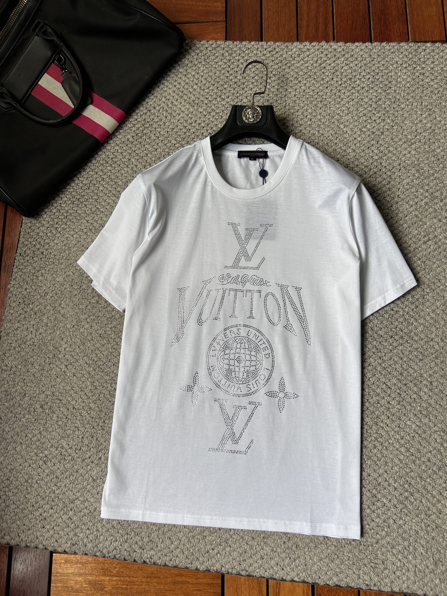 NO:925829,LV 2026 spring and summer new model, hot diamond round neck short-sleeved T-shirt, super comfortable upper body, same style for men and women, M-5XL, Louis Vuitton, T-shirt, tees, t-shirt,19860909LV 2026春夏新款 烫钻 圆领短袖t恤 上身超舒服男女同款 M-5XL,,louis vuitton,T-shirt,tees，t-shirt,,Men's clothing