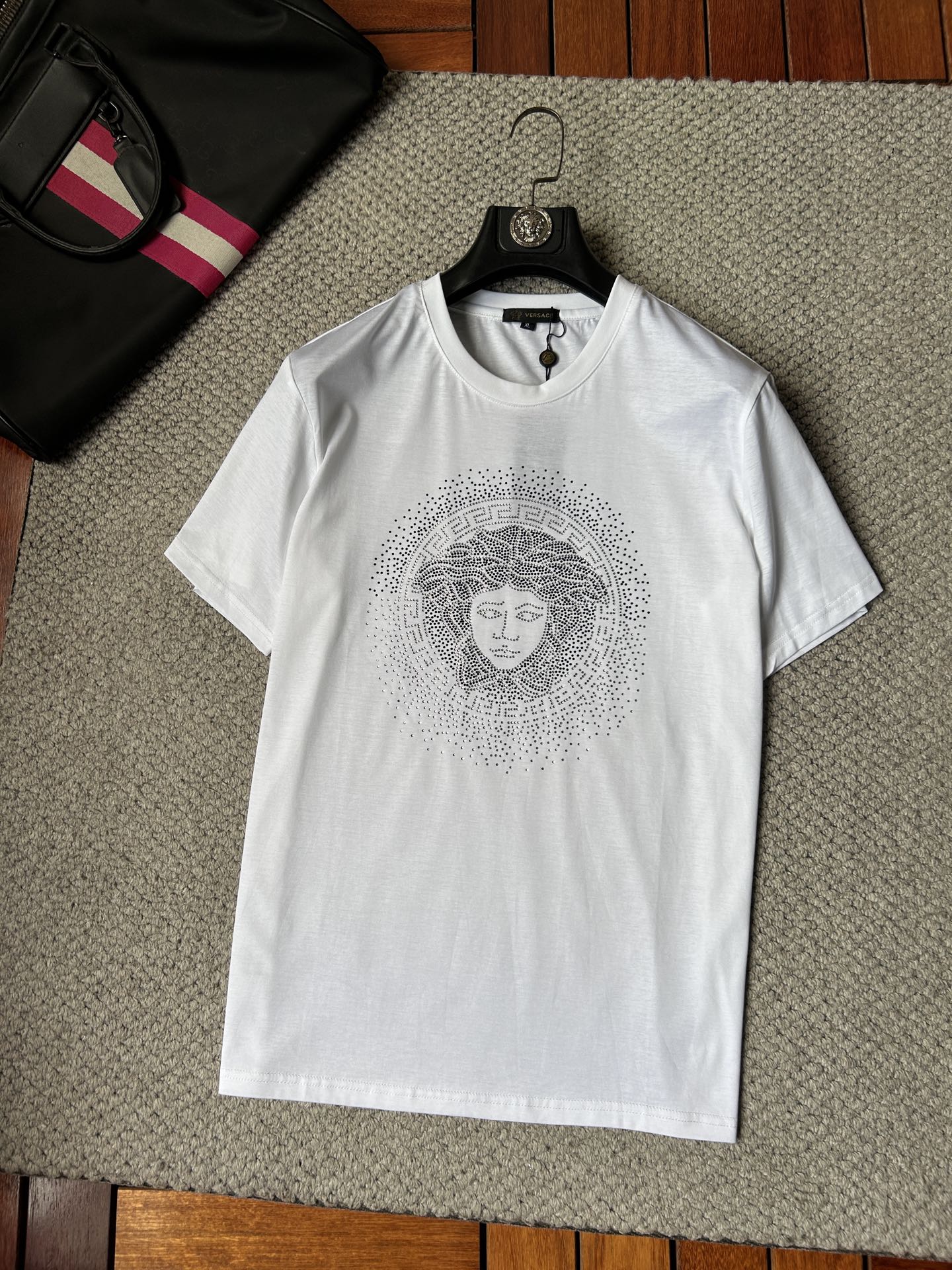 NO:925838,Versace 2026 spring and summer new hot diamond round neck short-sleeved T-shirt, super comfortable upper body, same style for men and women M-5XL,,versace,T-shirt,tees,t-shirt,19860909范思哲 2026春夏新款 烫钻 圆领短袖t恤 上身超舒服男女同款 M-5XL,,versace,T-shirt,tees，t-shirt,,Men's clothing