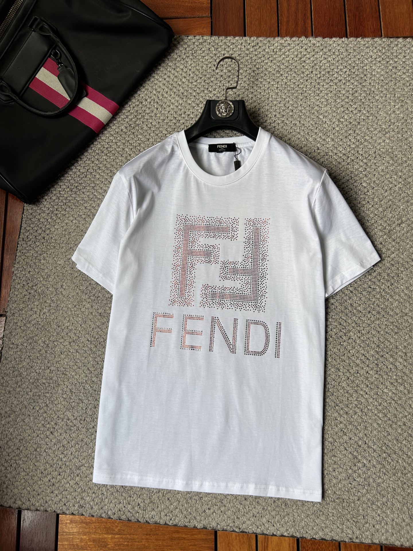 NO:925845,Fendi 2026 spring and summer new hot diamond round neck short-sleeved T-shirt, super comfortable upper body, same style for men and women M-5XL,,fendi,T-shirt,tees,t-shirt,19860909芬迪 2026春夏新款 烫钻 圆领短袖t恤 上身超舒服男女同款 M-5XL,,fendi,T-shirt,tees，t-shirt,,Men's clothing