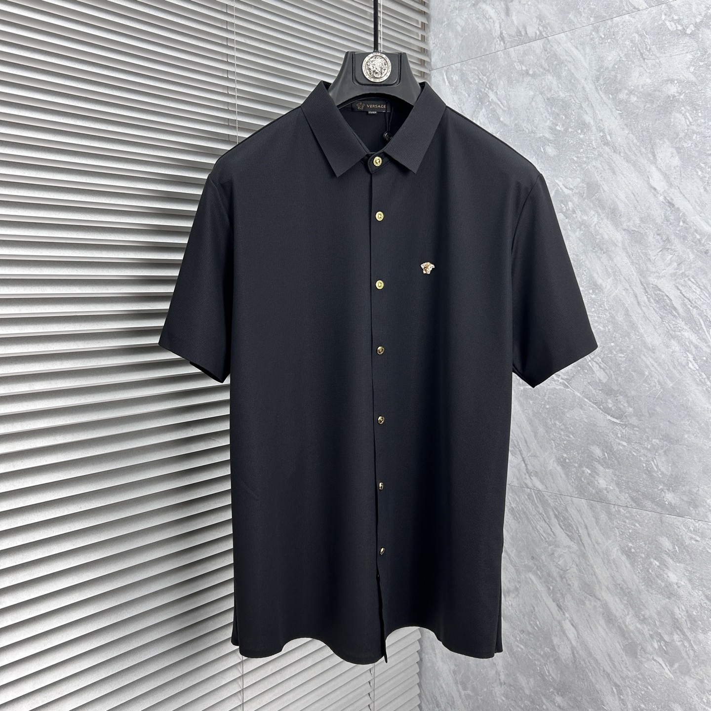 NO:863264,Versi's 2026ss spring and summer fashion hot-selling short-sleeved shirt, sold through trading company channels, in perfect condition, belongs to the cabinet level, predictable hot style, advanced custom-made imported long-staple cotton fabric, master-level tailoring, invincible texture, excellent skin-friendly, very outstanding aesthetic design, exquisite craftsmanship, smooth lines, perfect match!  Easily upgrade your sense of fashion, with high recognition, great upper body effect, extremely sophisticated and rigorous workmanship, neat and meticulous wiring, it can be worn for business or daily leisure!  Counter size M-3xl,,versace,shirts,T-shirt,19860909范思‘’2026ss春夏时尚大爆款短袖衬衫,贸易公司渠道货,品相完美如斯,属于入柜级别,可预见性的爆款,高级定制进口长绒棉面料,大师级剪裁,质感无敌,亲肤性极佳,非常出彩的美学设计,工艺精湛,线条流畅,完美搭配！轻松将时髦感进阶,有着高强辨识度,上身效果超赞,做工极为考究严谨,走线工整细致,商务抑或日常休闲均可搭配！专柜尺码 M-3xl,,versace,shirts,T-shirt,,Men's clothing