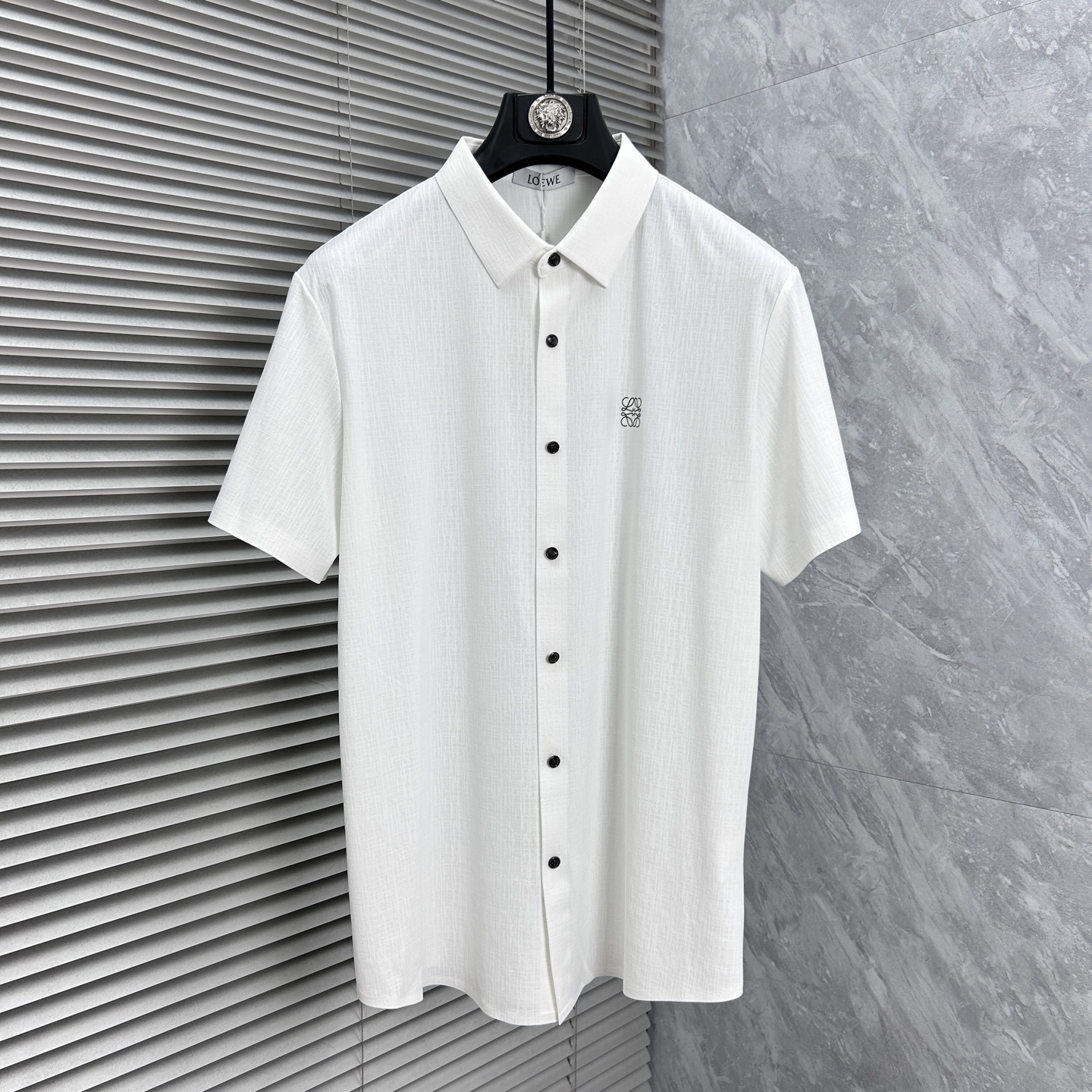 NO:863205,Luo Yiwei's 2026ss spring and summer fashion hot-selling short-sleeved shirt, sold through trading company channels, in perfect condition, belongs to the cabinet level, predictable hot style, advanced custom-made imported long-staple cotton fabric, master tailoring, invincible texture, excellent skin-friendly, very outstanding aesthetic design, exquisite craftsmanship, smooth lines, perfect match!  Easily upgrade your sense of fashion, with high recognition, great upper body effect, extremely sophisticated and rigorous workmanship, neat and meticulous wiring, it can be worn for business or daily leisure!  Counter size M-3xl,,loewe,shirts,T-shirt,19860909罗意威 2026ss春夏时尚大爆款短袖衬衫,贸易公司渠道货,品相完美如斯,属于入柜级别,可预见性的爆款,高级定制进口长绒棉面料,大师级剪裁,质感无敌,亲肤性极佳,非常出彩的美学设计,工艺精湛,线条流畅,完美搭配！轻松将时髦感进阶,有着高强辨识度,上身效果超赞,做工极为考究严谨,走线工整细致,商务抑或日常休闲均可搭配！专柜尺码 M-3xl,,loewe,shirts,T-shirt,,Men's clothing