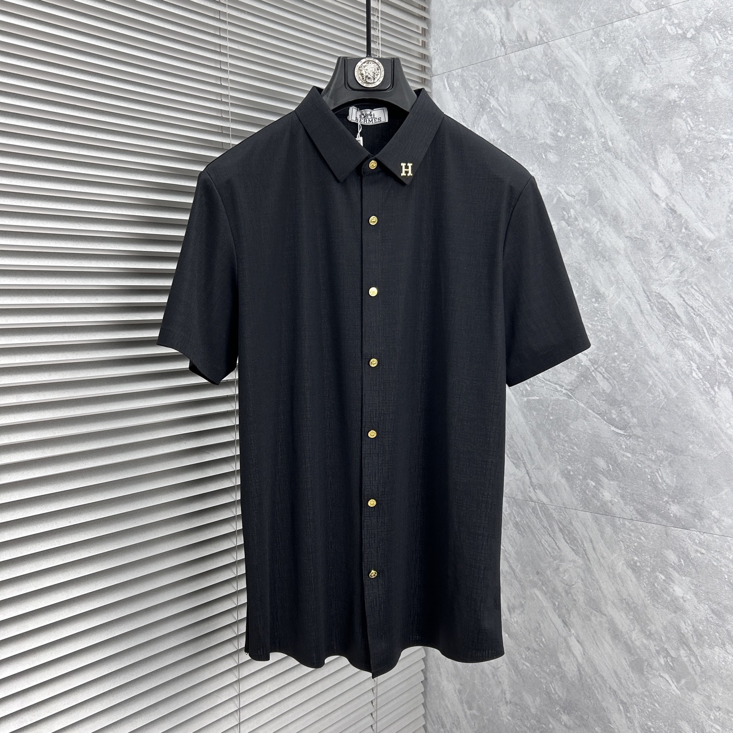 NO:863214,Hermès 2026ss spring and summer fashion hot-selling short-sleeved shirt, sold through trading company channels, in perfect condition, belongs to cabinet level, predictable hot style, advanced customized imported long-staple cotton fabric, master tailoring, invincible texture, excellent skin-friendly, very outstanding aesthetic design, exquisite craftsmanship, smooth lines, perfect match!  Easily upgrade your sense of fashion, with high recognition, great upper body effect, extremely sophisticated and rigorous workmanship, neat and meticulous wiring, it can be worn for business or daily leisure!  Counter size M-3xl,,hermes,shirts,T-shirt,19860909爱马仕 2026ss春夏时尚大爆款短袖衬衫,贸易公司渠道货,品相完美如斯,属于入柜级别,可预见性的爆款,高级定制进口长绒棉面料,大师级剪裁,质感无敌,亲肤性极佳,非常出彩的美学设计,工艺精湛,线条流畅,完美搭配！轻松将时髦感进阶,有着高强辨识度,上身效果超赞,做工极为考究严谨,走线工整细致,商务抑或日常休闲均可搭配！专柜尺码 M-3xl,,hermes,shirts,T-shirt,,Men's clothing