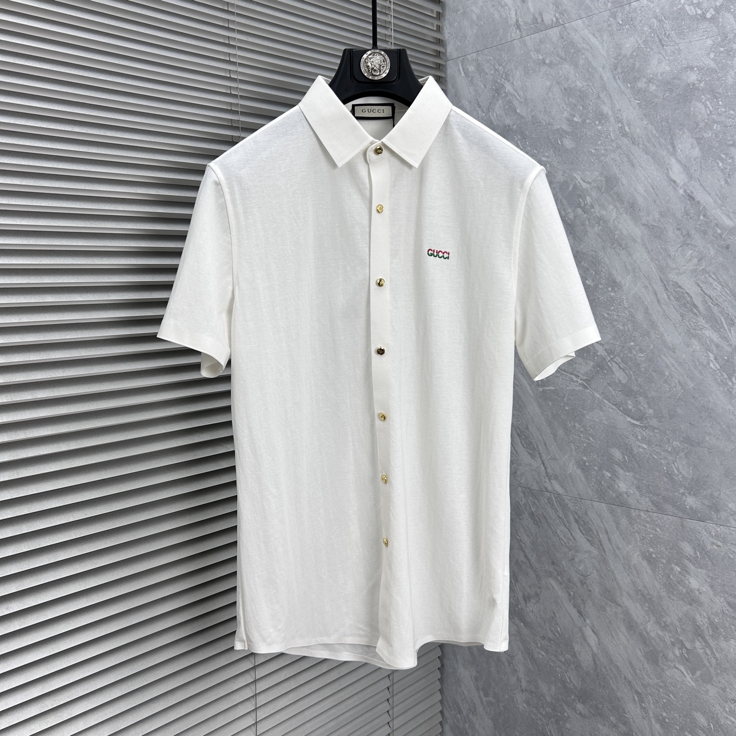 NO:863224,Gucci 2026ss spring and summer fashion hot-selling short-sleeved shirt, sold through trading company channels, in perfect condition, belongs to cabinet level, predictable hot style, advanced customized imported long-staple cotton fabric, master tailoring, invincible texture, excellent skin-friendly, very outstanding aesthetic design, exquisite craftsmanship, smooth lines, perfect match!  Easily upgrade your sense of fashion, with high recognition, great upper body effect, extremely sophisticated and rigorous workmanship, neat and meticulous wiring, it can be worn for business or daily leisure!  Counter size M-3xl,,shirts,T-shirt,19860909古奇 2026ss春夏时尚大爆款短袖衬衫,贸易公司渠道货,品相完美如斯,属于入柜级别,可预见性的爆款,高级定制进口长绒棉面料,大师级剪裁,质感无敌,亲肤性极佳,非常出彩的美学设计,工艺精湛,线条流畅,完美搭配！轻松将时髦感进阶,有着高强辨识度,上身效果超赞,做工极为考究严谨,走线工整细致,商务抑或日常休闲均可搭配！专柜尺码 M-3xl,,shirts,T-shirt,,Men's clothing