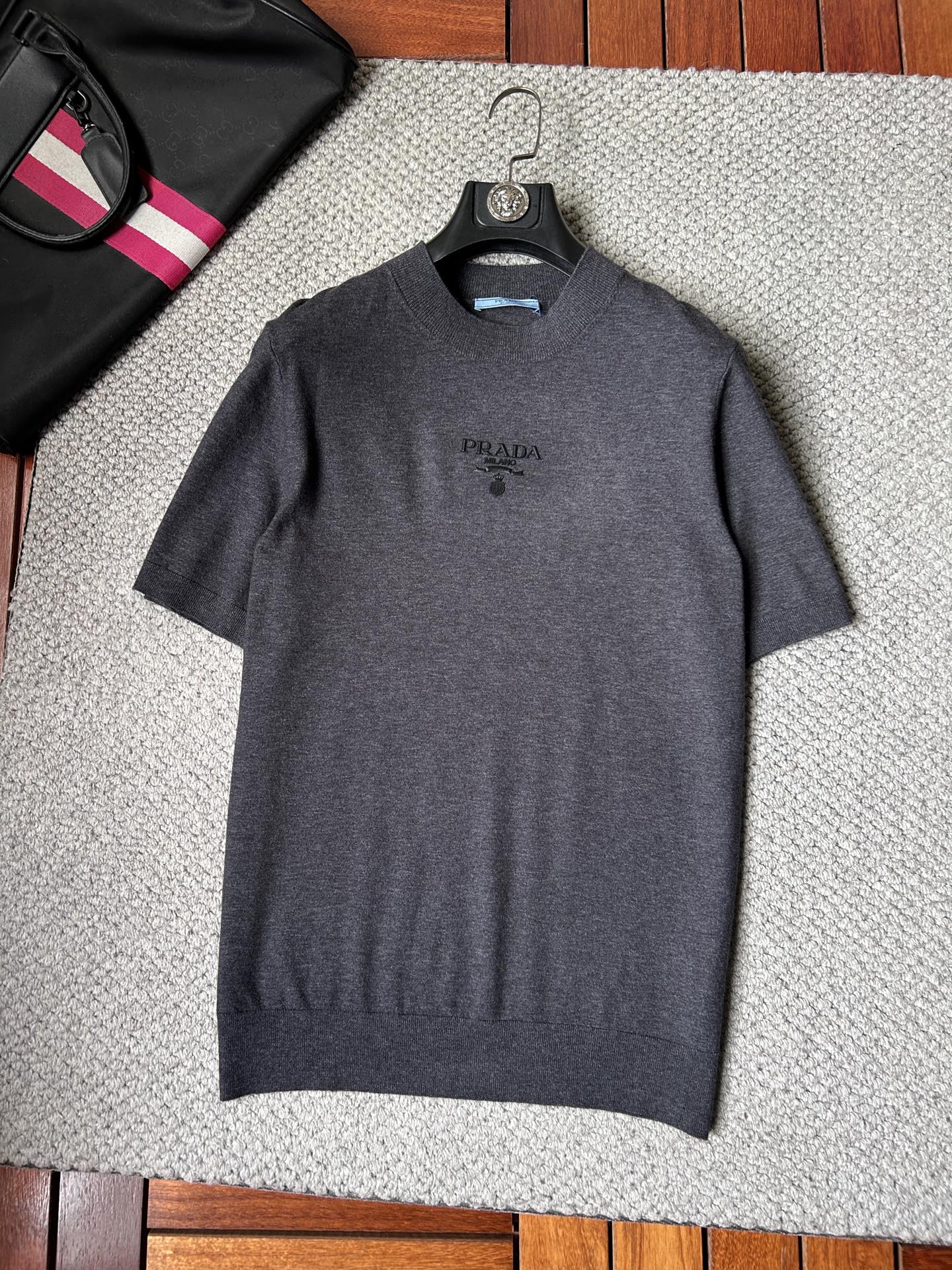 NO:870855,Prada's 2026 spring and summer small mid-collar sweater 'breathable but not stuffy' is a true [old money style] highly breathable Tencel fabric, comfortable and not stuffy to wear in summer, crisp and stylish, small logo and heavy craftsmanship, simple and not simple, high-end Tencel sweater short-sleeved, solid color and simple, fashionable but luxurious, quality is unquestionable, the upper body effect is great, size M-4XL, shipped next day, prada, T-shirt,19860909普拉‘’2026春夏款小中领针织衫《透气不闷热》真正【老钱风】甄选高度透气天丝面料,夏季穿着舒服不闷热,版型挺括有型,小logo重工艺搭配简约不简单,高端级天丝羊毛衫短袖 纯色简约 时尚不失奢华 品质毋庸置疑 上身效果超赞,尺码M-4XL,隔天出货,,prada,T-shirt,,Men's clothing