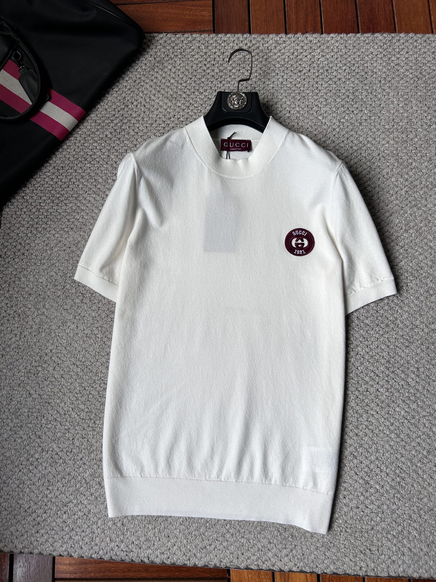 NO:870865,Gucci's 2026 spring and summer small mid-collar sweater 'breathable but not stuffy' is truly [old money style] highly breathable Tencel fabric, comfortable and not stuffy to wear in summer, crisp and stylish, small logo and heavy craftsmanship, simple and not simple, high-end Tencel cardigan short-sleeved, solid color and simple, fashionable but luxurious, quality is unquestionable, the upper body effect is great, size M-4XL, shipped next day,, T-shirt,19860909古奇‘’2026春夏款小中领针织衫《透气不闷热》真正【老钱风】甄选高度透气天丝面料,夏季穿着舒服不闷热,版型挺括有型,小logo重工艺搭配简约不简单,高端级天丝羊毛衫短袖 纯色简约 时尚不失奢华 品质毋庸置疑 上身效果超赞,尺码M-4XL,隔天出货,,T-shirt,,Men's clothing