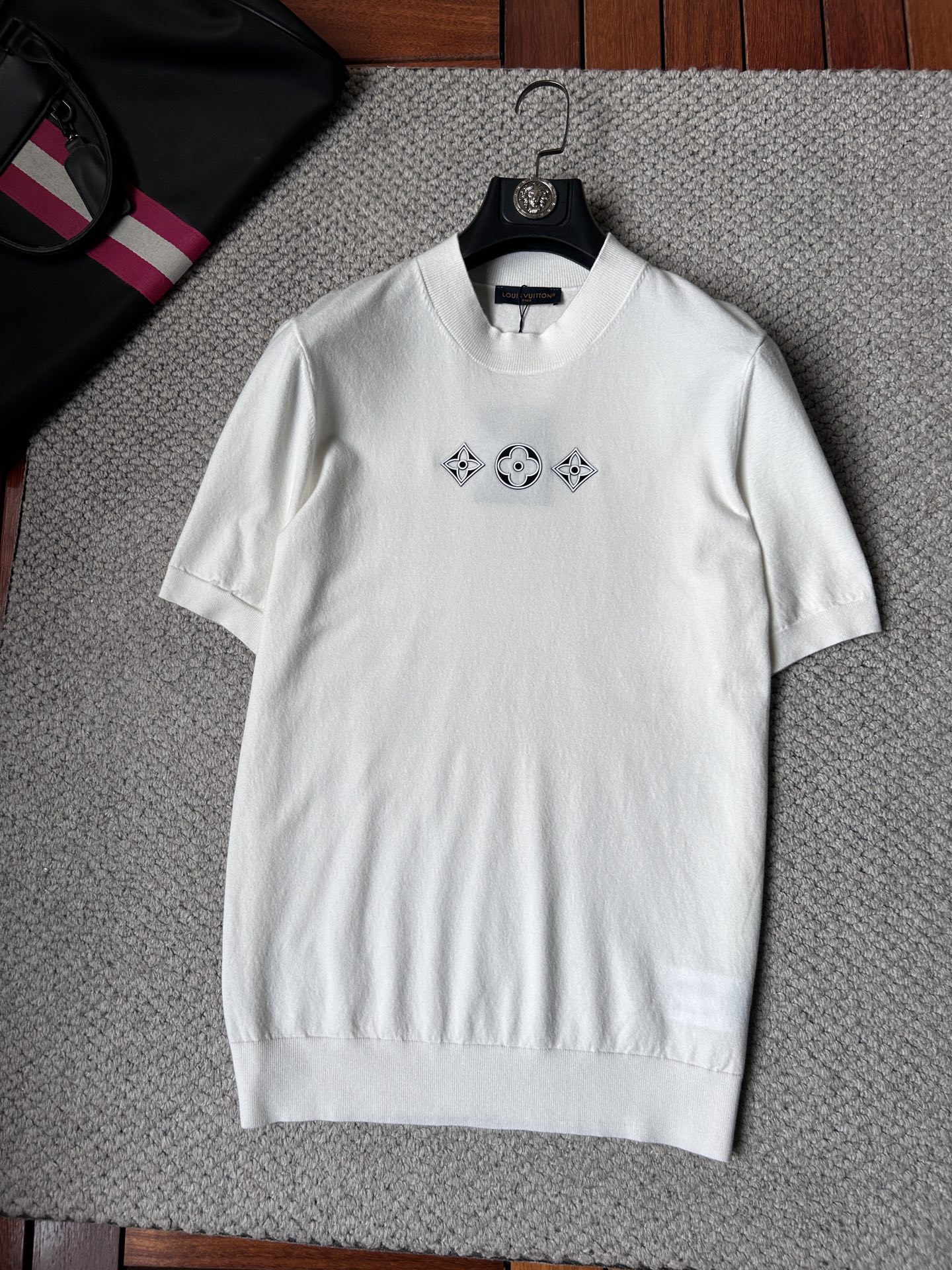 NO:870875,LV's 2026 spring and summer small mid-collar sweater 'breathable but not stuffy' is a true [old money style] highly breathable Tencel fabric, comfortable and not stuffy to wear in summer, crisp and stylish, small logo and heavy craftsmanship, simple and not simple, high-end Tencel cardigan short-sleeved, solid color and simple, fashionable but luxurious, quality is unquestionable, the upper body effect is great, size M-4XL, shipped the next day, louis  vuitton,T-shirt,19860909LV‘’2026春夏款小中领针织衫《透气不闷热》真正【老钱风】甄选高度透气天丝面料,夏季穿着舒服不闷热,版型挺括有型,小logo重工艺搭配简约不简单,高端级天丝羊毛衫短袖 纯色简约 时尚不失奢华 品质毋庸置疑 上身效果超赞,尺码M-4XL,隔天出货,,louis vuitton,T-shirt,,Men's clothing