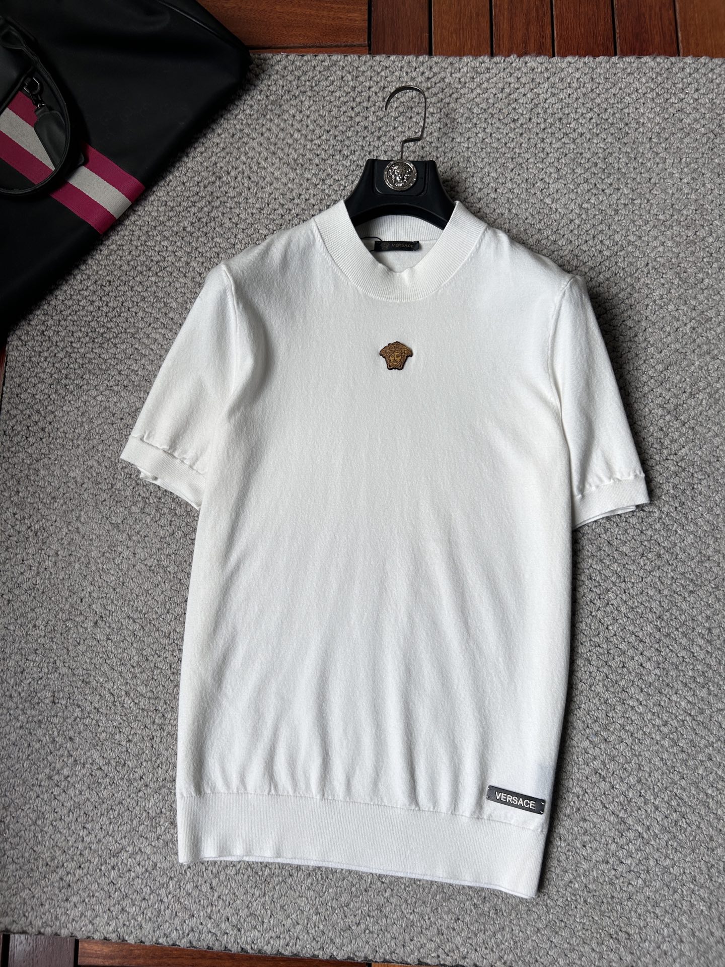 NO:870883,Versi's 2026 spring and summer small mid-collar sweater 'breathable but not stuffy' is a true [old money style] highly breathable Tencel fabric, comfortable and not stuffy to wear in summer, crisp and stylish, small logo and heavy craftsmanship, simple and not simple, high-end Tencel sweater short-sleeved, solid color and simple, fashionable but luxurious, quality is beyond doubt, the upper body effect is great, size M-4XL, shipped next day, versace, T-shirt,19860909范思‘’2026春夏款小中领针织衫《透气不闷热》真正【老钱风】甄选高度透气天丝面料,夏季穿着舒服不闷热,版型挺括有型,小logo重工艺搭配简约不简单,高端级天丝羊毛衫短袖 纯色简约 时尚不失奢华 品质毋庸置疑 上身效果超赞,尺码M-4XL,隔天出货,,versace,T-shirt,,Men's clothing