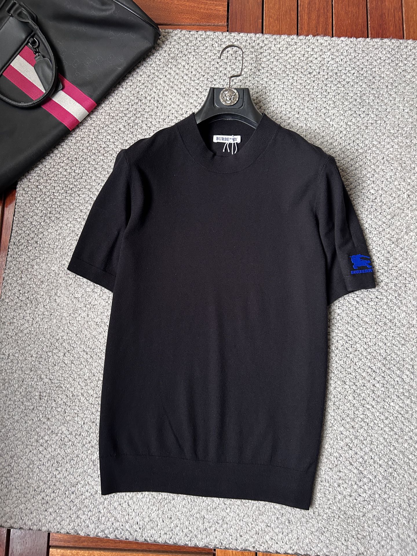 NO:870891,Baba's 2026 spring and summer small mid-collar sweater 'breathable but not stuffy' is a true [old money style] highly breathable Tencel fabric, comfortable and not stuffy to wear in summer, crisp and stylish, small logo and heavy craftsmanship, simple and not simple, high-end Tencel sweater short-sleeved, solid color and simple, fashionable but luxurious, quality is undoubtedly great, size M-4XL, shipped next day,, burberry, T-shirt,19860909巴宝‘’2026春夏款小中领针织衫《透气不闷热》真正【老钱风】甄选高度透气天丝面料,夏季穿着舒服不闷热,版型挺括有型,小logo重工艺搭配简约不简单,高端级天丝羊毛衫短袖 纯色简约 时尚不失奢华 品质毋庸置疑 上身效果超赞,尺码M-4XL,隔天出货,,burberry,T-shirt,,Men's clothing