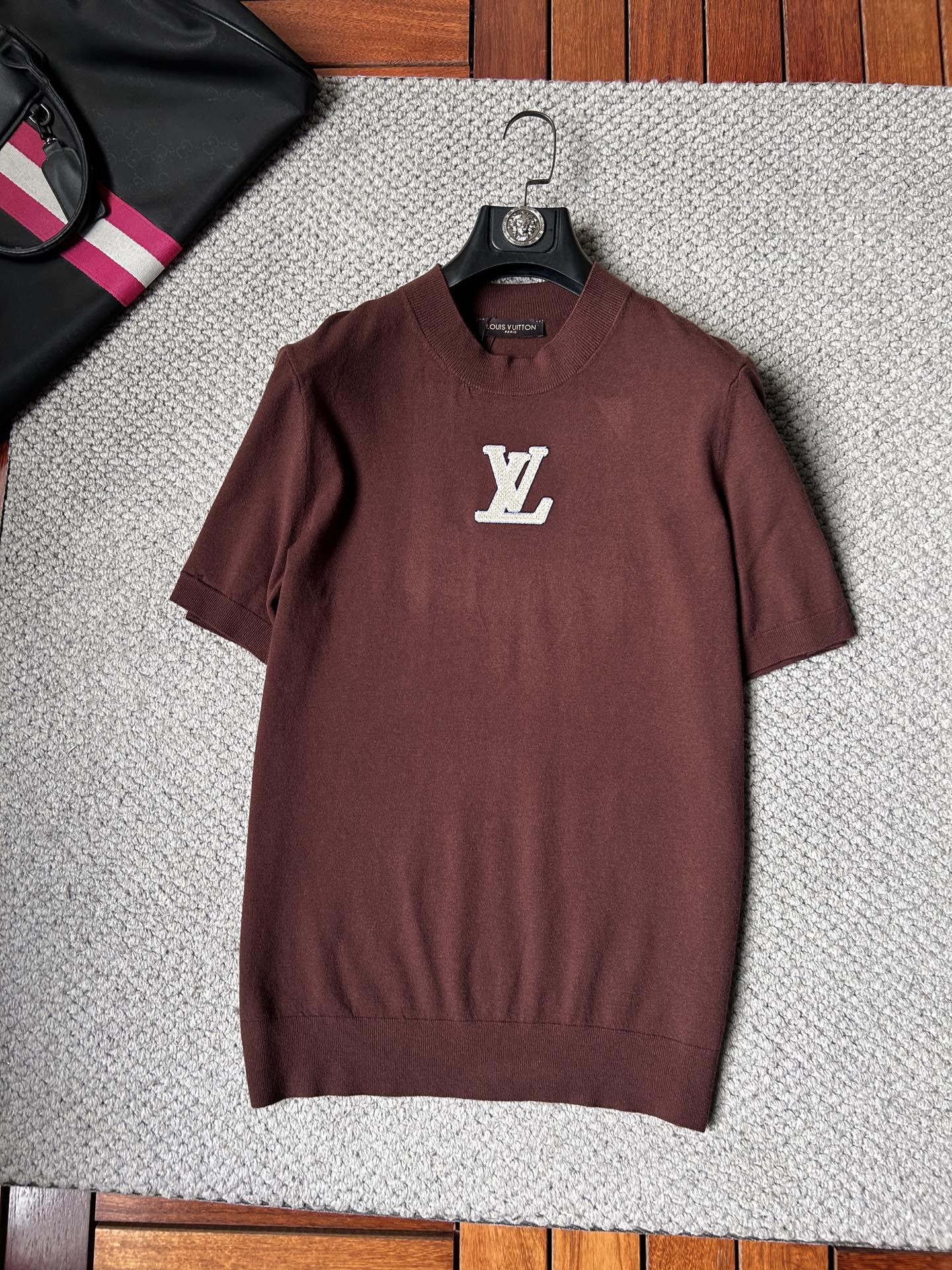 NO:870900,LV's 2026 spring and summer small mid-collar sweater 'breathable but not stuffy' is a true [old money style] highly breathable Tencel fabric, comfortable and not stuffy to wear in summer, crisp and stylish, small logo and heavy craftsmanship, simple and not simple, high-end Tencel cardigan short-sleeved, solid color and simple, fashionable but luxurious, quality is unquestionable, the upper body effect is great, size M-4XL, shipped the next day, louis  vuitton,T-shirt,19860909LV‘’2026春夏款小中领针织衫《透气不闷热》真正【老钱风】甄选高度透气天丝面料,夏季穿着舒服不闷热,版型挺括有型,小logo重工艺搭配简约不简单,高端级天丝羊毛衫短袖 纯色简约 时尚不失奢华 品质毋庸置疑 上身效果超赞,尺码M-4XL,隔天出货,,louis vuitton,T-shirt,,Men's clothing