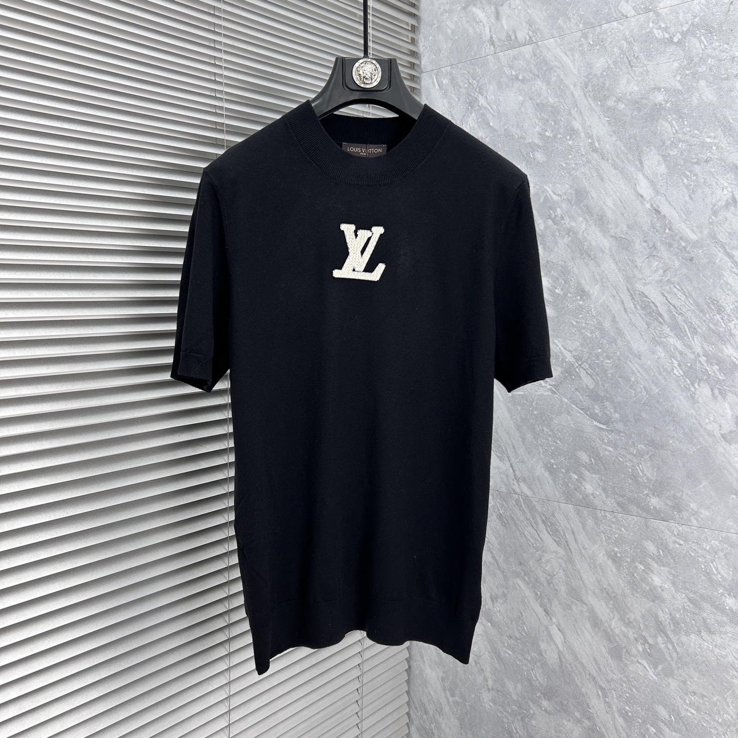 NO:918478,LV's 2026 spring and summer small mid-collar sweater 'breathable but not stuffy' is a true [old money style] highly breathable Tencel fabric, comfortable and not stuffy to wear in summer, crisp and stylish, small logo and heavy craftsmanship, simple and not simple, high-end Tencel cardigan short-sleeved, solid color and simple, fashionable but luxurious, quality is unquestionable, the upper body effect is great, size M-4XL, shipped next day, louis  vuitton,T-shirt,19860909LV‘’2026春夏款小中领针织衫《透气不闷热》真正【老钱风】甄选高度透气天丝面料,夏季穿着舒服不闷热,版型挺括有型,小logo重工艺搭配简约不简单,高端级天丝羊毛衫短袖 纯色简约 时尚不失奢华 品质毋庸置疑 上身效果超赞,尺码M-4XL,隔天出货,,louis vuitton,T-shirt,,Men's clothing