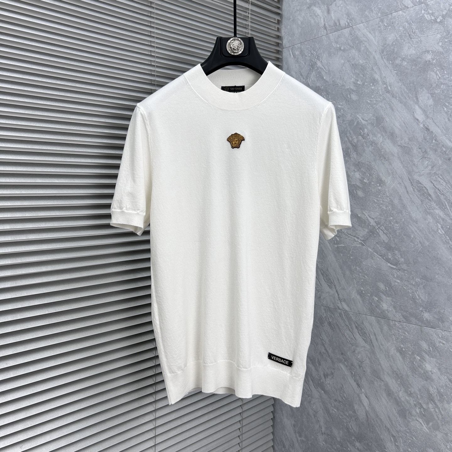 NO:918481,Versi's 2026 spring and summer small mid-collar sweater 'breathable but not stuffy' is a true [old money style] highly breathable Tencel fabric, comfortable and not stuffy to wear in summer, crisp and stylish, small logo and heavy craftsmanship, simple and not simple, high-end Tencel sweater short-sleeved, solid color and simple, fashionable but luxurious, quality is beyond doubt, the upper body effect is great, size M-4XL, shipped next day, versace, T-shirt,19860909范思‘’2026春夏款小中领针织衫《透气不闷热》真正【老钱风】甄选高度透气天丝面料,夏季穿着舒服不闷热,版型挺括有型,小logo重工艺搭配简约不简单,高端级天丝羊毛衫短袖 纯色简约 时尚不失奢华 品质毋庸置疑 上身效果超赞,尺码M-4XL,隔天出货,,versace,T-shirt,,Men's clothing