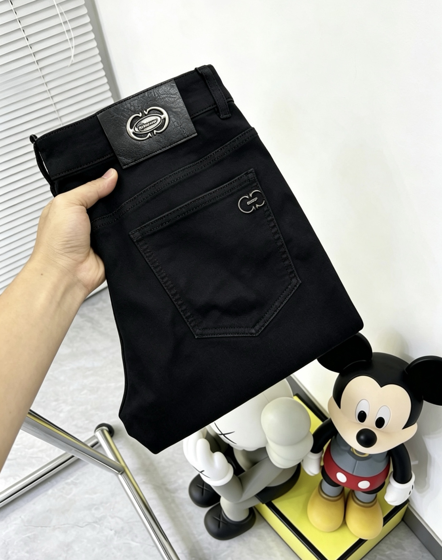 NO:863177,Ferrag's new men's jeans. The fabric is comfortable and elastic. Exclusively available. Fashionable and elegant. Designed with heavy craftsmanship. Using original color washing process. Selected imported heavy denim denim fabric. Customized hardware decoration. Exquisite stitching. All fine workmanship makes the whole pair of trousers more stylish. Worth owning. Size 29--38,,jeans,19860909菲拉格‘’新品男士牛仔裤 面料舒适弹性好.独家发售 时尚优雅 重工艺设计.采用原色水洗工艺 精选进口重磅丹宁牛仔面料 定制五金装饰 精致车线 所有精细做工让整条裤子的调性更上一层楼 值得拥有. 尺码29--38,,jeans,,Men's clothing