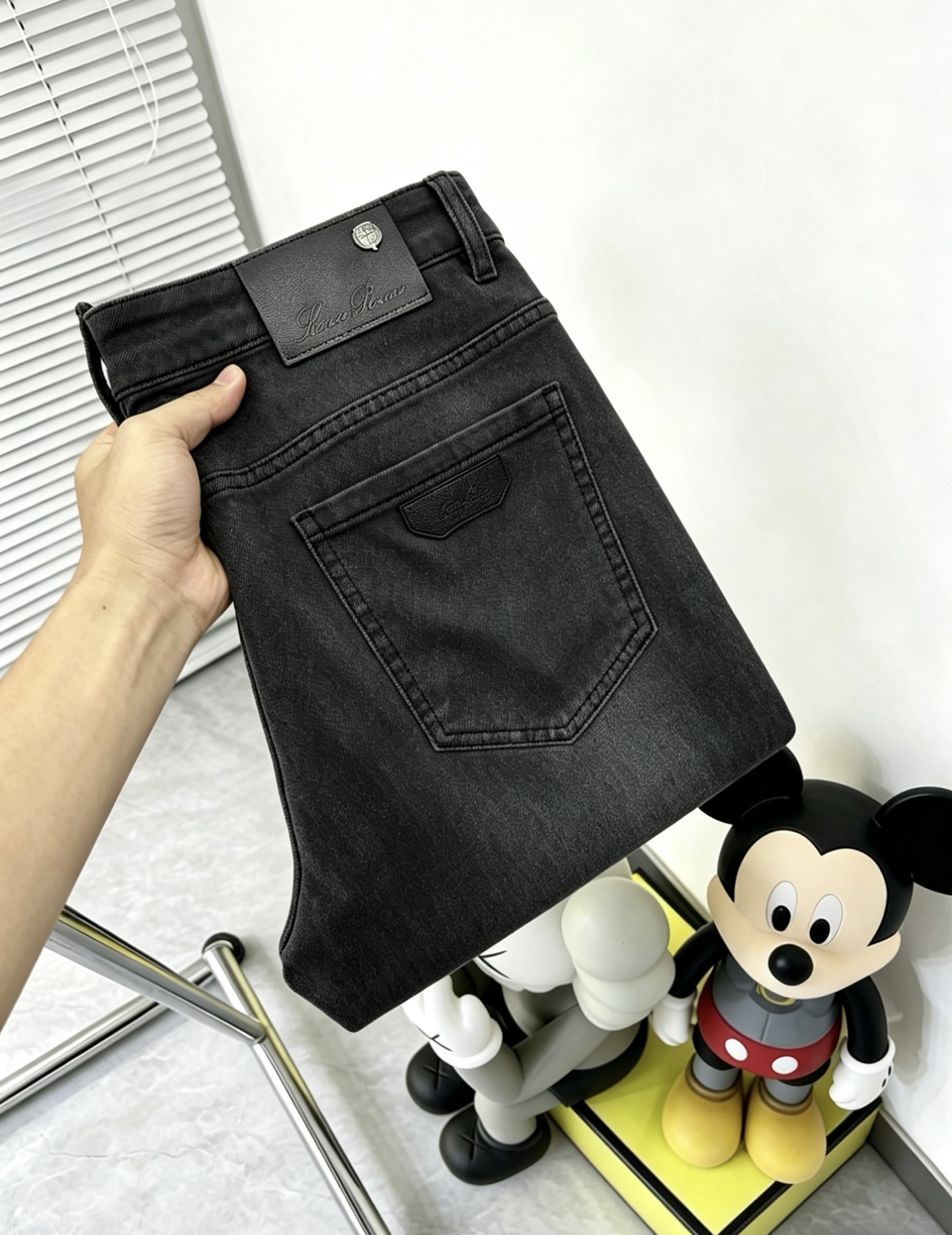 NO:863164,LG's new men's jeans. The fabric is comfortable and elastic. Exclusively available. Fashionable and elegant. Designed with heavy craftsmanship. Uses original color washing process. Selected imported heavy denim denim fabric. Customized hardware decoration. Exquisite stitching. All the fine workmanship makes the whole pair of pants more stylish. Worth owning. Sizes 29--38,,jeans,19860909LG 新品男士牛仔裤 面料舒适弹性好.独家发售 时尚优雅 重工艺设计.采用原色水洗工艺 精选进口重磅丹宁牛仔面料 定制五金装饰 精致车线 所有精细做工让整条裤子的调性更上一层楼 值得拥有. 尺码29--38,,jeans,,Men's clothing
