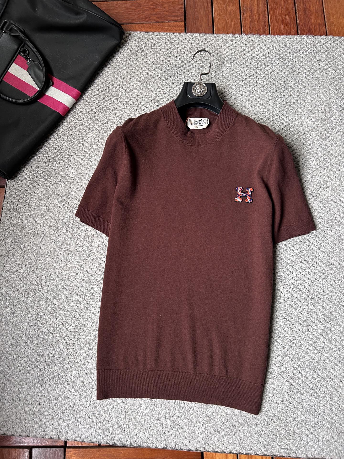 NO:870903,Hermes' 2026 spring and summer small mid-collar sweater 'breathable but not stuffy' is a true [old money style] highly breathable Tencel fabric, comfortable and not stuffy to wear in summer, crisp and stylish, small logo and heavy craftsmanship, simple and not simple, high-end Tencel sweater short-sleeved, solid color and simple, fashionable but luxurious. The quality is unquestionable, the upper body effect is great, size M-4XL, shipped next day, hermes, T-shirt,19860909爱马‘’2026春夏款小中领针织衫《透气不闷热》真正【老钱风】甄选高度透气天丝面料,夏季穿着舒服不闷热,版型挺括有型,小logo重工艺搭配简约不简单,高端级天丝羊毛衫短袖 纯色简约 时尚不失奢华 品质毋庸置疑 上身效果超赞,尺码M-4XL,隔天出货,,hermes,T-shirt,,Men's clothing