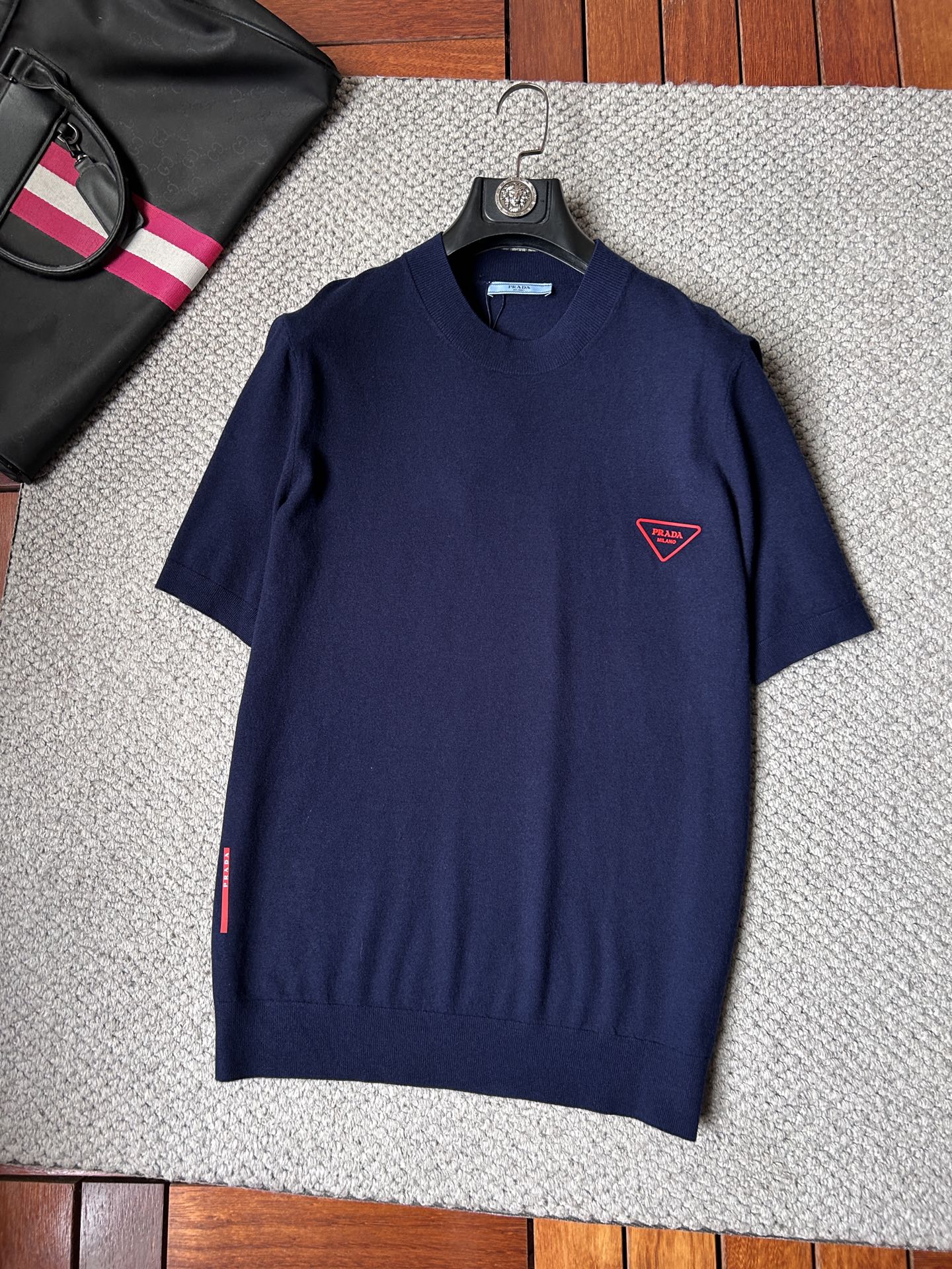 NO:870919,Prada's 2026 spring and summer small mid-collar sweater 'breathable but not stuffy' is a true [old money style] highly breathable Tencel fabric, comfortable and not stuffy to wear in summer, crisp and stylish, small logo and heavy craftsmanship, simple and not simple, high-end Tencel sweater short-sleeved, solid color and simple, fashionable but luxurious, quality is unquestionable, the upper body effect is great, size M-4XL, shipped next day, prada, T-shirt,19860909普拉‘’2026春夏款小中领针织衫《透气不闷热》真正【老钱风】甄选高度透气天丝面料,夏季穿着舒服不闷热,版型挺括有型,小logo重工艺搭配简约不简单,高端级天丝羊毛衫短袖 纯色简约 时尚不失奢华 品质毋庸置疑 上身效果超赞,尺码M-4XL,隔天出货,,prada,T-shirt,,Men's clothing