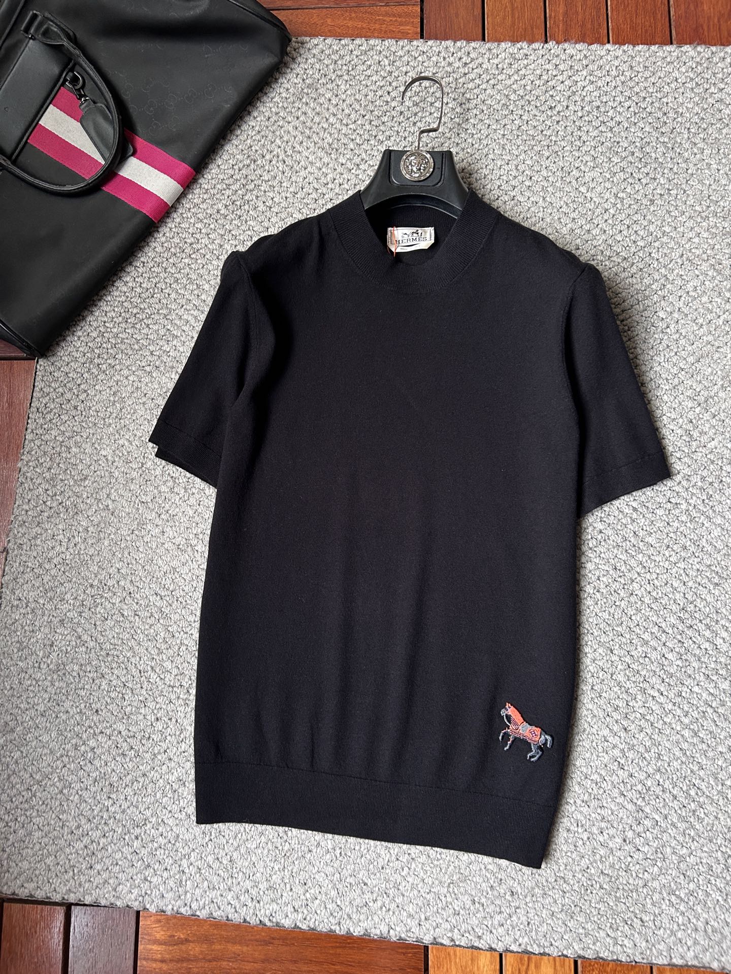 NO:870926,Hermes' 2026 spring and summer small mid-collar sweater 'breathable but not stuffy' is a true [old money style] highly breathable Tencel fabric, comfortable and not stuffy to wear in summer, crisp and stylish, small logo and heavy craftsmanship, simple and not simple, high-end Tencel sweater short-sleeved, solid color and simple, fashionable but luxurious. The quality is unquestionable, the upper body effect is great, size M-4XL, shipped next day, hermes, T-shirt,19860909爱马‘’2026春夏款小中领针织衫《透气不闷热》真正【老钱风】甄选高度透气天丝面料,夏季穿着舒服不闷热,版型挺括有型,小logo重工艺搭配简约不简单,高端级天丝羊毛衫短袖 纯色简约 时尚不失奢华 品质毋庸置疑 上身效果超赞,尺码M-4XL,隔天出货,,hermes,T-shirt,,Men's clothing