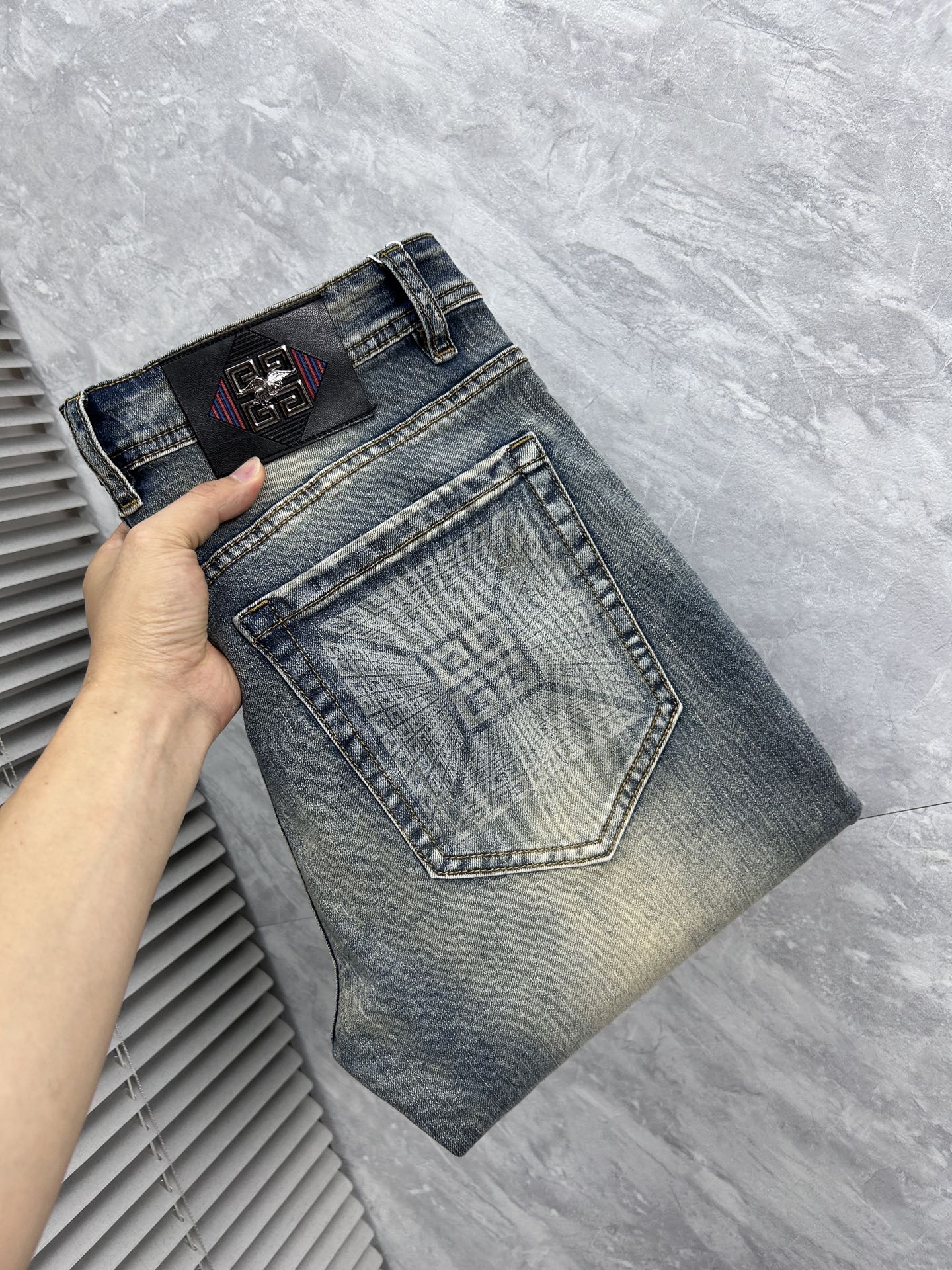 NO:918349,Givenchy men's denim jeans, official album and poster outfit style!  High-grade imported denim raw color fabrics are supplied to customers, and the pure 13oz denim fabrics from Okayama, Japan are specially selected. Heavy-duty environmentally friendly plant enzyme washing process is used. The texture has a light retro color, which is quite beautiful and is very suitable for autumn and winter color matching. The fabric is soft and delicate after washing, but has strong bones and a slight stretch, providing an excellent comfortable experience. There is no damage from any technological elements throughout the body, retaining the purest tannin color!  The details throughout the body are perfect, exquisite and sophisticated. The latest leather label on the waist highlights the brand's characteristics. The hardware accessories, leather label and wiring all reflect the craftsmanship!  The silhouette is perfectly tailored and has excellent butt lift and slimming effect. It can be easily matched with any top in the wardrobe. It has wide compatibility and is suitable for various daily wear. The upper body is full of style. It is a must-have trousers for those who are obsessed with quality control and 1V!  Size 29-38 (not 35.37),,givenchy,jeans,19860909纪梵希 男士丹宁牛仔裤,官宣画册海报穿搭款！ 客供高级进口的丹宁原色面料,特选日本冈山纯正13oz 盎司牛仔布料,重磅环保植物酵素水洗工艺,肌理有着淡淡的复古色彩,相当漂亮,极符合秋冬的配色,面料经过水洗后柔软细腻,但筋骨感极强,且略带弹力,提供了绝佳的舒适体验,通身无任何工艺元素破坏,保留了最纯粹的丹宁本色！通身细节完美如斯,精湛且考究,最新的腰部皮标彰显了品牌特质,五金配件、皮标、走线无不体现出匠心工艺！版型剪裁完美,提臀修身效果绝佳,可轻松横扫衣橱任何的上装搭配,兼容性广泛,满足于日常各种穿搭,上身型款十足,于品质控及1V迷控者必入型裤装！ 尺码29—38（没35.37）,,givenchy,jeans,,Men's clothing