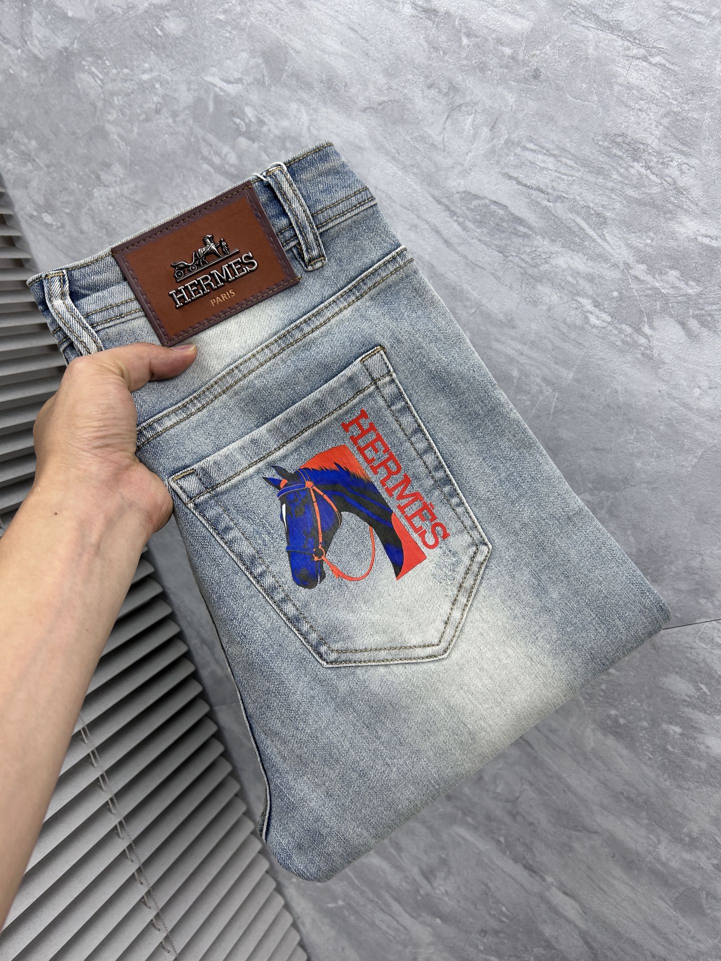 NO:918347,Hermès men's denim jeans, official album and poster outfit style!  High-grade imported denim raw color fabrics are supplied to customers, and the pure 13oz denim fabrics from Okayama, Japan are specially selected. Heavy-duty environmentally friendly plant enzyme washing process is used. The texture has a light retro color, which is quite beautiful and is very suitable for autumn and winter color matching. The fabric is soft and delicate after washing, but has strong bones and a slight stretch, providing an excellent comfortable experience. There is no damage from any technological elements throughout the body, retaining the purest tannin color!  The details throughout the body are perfect, exquisite and sophisticated. The latest leather label on the waist highlights the brand's characteristics. The hardware accessories, leather label and wiring all reflect the craftsmanship!  The silhouette is perfectly tailored and has excellent butt lift and slimming effect. It can be easily matched with any top in the wardrobe. It has wide compatibility and is suitable for various daily wear. The upper body is full of style. It is a must-have trousers for those who are obsessed with quality control and 1V!  Size 29-38 (not 35.37),,hermes,jeans,19860909爱马仕 男士丹宁牛仔裤,官宣画册海报穿搭款！ 客供高级进口的丹宁原色面料,特选日本冈山纯正13oz 盎司牛仔布料,重磅环保植物酵素水洗工艺,肌理有着淡淡的复古色彩,相当漂亮,极符合秋冬的配色,面料经过水洗后柔软细腻,但筋骨感极强,且略带弹力,提供了绝佳的舒适体验,通身无任何工艺元素破坏,保留了最纯粹的丹宁本色！通身细节完美如斯,精湛且考究,最新的腰部皮标彰显了品牌特质,五金配件、皮标、走线无不体现出匠心工艺！版型剪裁完美,提臀修身效果绝佳,可轻松横扫衣橱任何的上装搭配,兼容性广泛,满足于日常各种穿搭,上身型款十足,于品质控及1V迷控者必入型裤装！ 尺码29—38（没35.37）,,hermes,jeans,,Men's clothing
