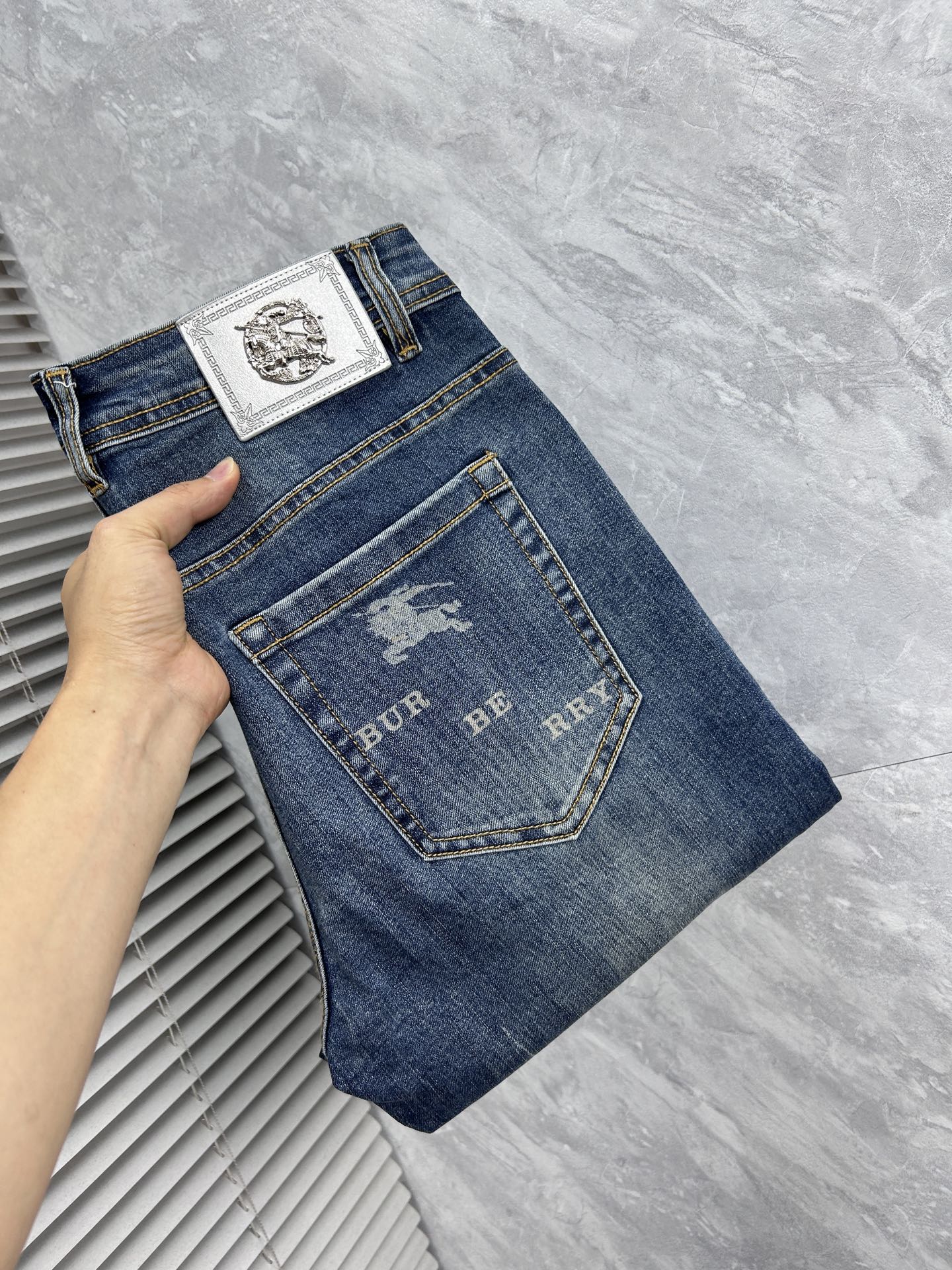 NO:918345,Burberry men's denim jeans, official album and poster style!  High-grade imported denim raw color fabrics are supplied to customers, and the pure 13oz denim fabrics from Okayama, Japan are specially selected. Heavy-duty environmentally friendly plant enzyme washing process is used. The texture has a light retro color, which is quite beautiful and is very suitable for autumn and winter color matching. The fabric is soft and delicate after washing, but has strong bones and a slight stretch, providing an excellent comfortable experience. There is no damage from any technological elements throughout the body, retaining the purest tannin color!  The details throughout the body are perfect, exquisite and sophisticated. The latest leather label on the waist highlights the brand's characteristics. The hardware accessories, leather label and wiring all reflect the craftsmanship!  The silhouette is perfectly tailored and has excellent butt lift and slimming effect. It can be easily matched with any top in the wardrobe. It has wide compatibility and is suitable for various daily wear. The upper body is full of style. It is a must-have trousers for those who are obsessed with quality control and 1V!  Size 29-38 (not 35.37),,burberry,jeans,19860909巴宝莉 男士丹宁牛仔裤,官宣画册海报穿搭款！ 客供高级进口的丹宁原色面料,特选日本冈山纯正13oz 盎司牛仔布料,重磅环保植物酵素水洗工艺,肌理有着淡淡的复古色彩,相当漂亮,极符合秋冬的配色,面料经过水洗后柔软细腻,但筋骨感极强,且略带弹力,提供了绝佳的舒适体验,通身无任何工艺元素破坏,保留了最纯粹的丹宁本色！通身细节完美如斯,精湛且考究,最新的腰部皮标彰显了品牌特质,五金配件、皮标、走线无不体现出匠心工艺！版型剪裁完美,提臀修身效果绝佳,可轻松横扫衣橱任何的上装搭配,兼容性广泛,满足于日常各种穿搭,上身型款十足,于品质控及1V迷控者必入型裤装！ 尺码29—38（没35.37）,,burberry,jeans,,Men's clothing