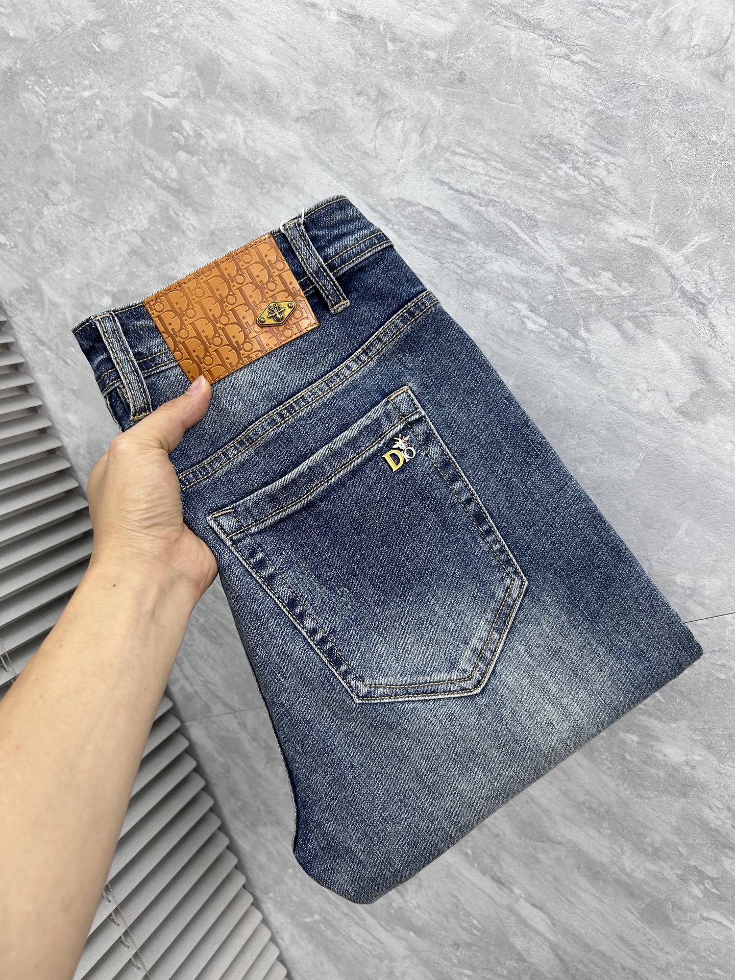 NO:918344,dr men's denim jeans, official album and poster outfit!  High-grade imported denim raw color fabrics are supplied to customers, and the pure 13oz denim fabrics from Okayama, Japan are specially selected. Heavy-duty environmentally friendly plant enzyme washing process is used. The texture has a light retro color, which is quite beautiful and is very suitable for autumn and winter color matching. The fabric is soft and delicate after washing, but has strong bones and a slight stretch, providing an excellent comfortable experience. There is no damage from any technological elements throughout the body, retaining the purest tannin color!  The details throughout the body are perfect, exquisite and sophisticated. The latest leather label on the waist highlights the brand's characteristics. The hardware accessories, leather label and wiring all reflect the craftsmanship!  The silhouette is perfectly tailored and has excellent butt lift and slimming effect. It can be easily matched with any top in the wardrobe. It has wide compatibility and is suitable for various daily wear. The upper body is full of style. It is a must-have trousers for those who are obsessed with quality control and 1V!  Size 29-38 (not 35.37),,jeans,19860909dr 男士丹宁牛仔裤,官宣画册海报穿搭款！ 客供高级进口的丹宁原色面料,特选日本冈山纯正13oz 盎司牛仔布料,重磅环保植物酵素水洗工艺,肌理有着淡淡的复古色彩,相当漂亮,极符合秋冬的配色,面料经过水洗后柔软细腻,但筋骨感极强,且略带弹力,提供了绝佳的舒适体验,通身无任何工艺元素破坏,保留了最纯粹的丹宁本色！通身细节完美如斯,精湛且考究,最新的腰部皮标彰显了品牌特质,五金配件、皮标、走线无不体现出匠心工艺！版型剪裁完美,提臀修身效果绝佳,可轻松横扫衣橱任何的上装搭配,兼容性广泛,满足于日常各种穿搭,上身型款十足,于品质控及1V迷控者必入型裤装！ 尺码29—38（没35.37）,,jeans,,Men's clothing