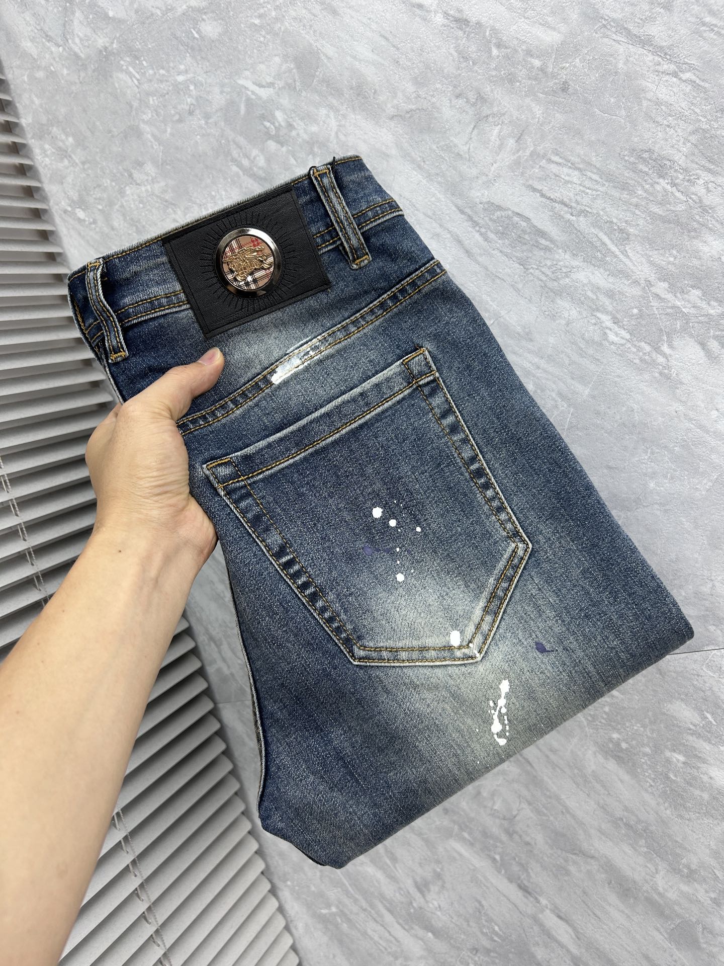 NO:918341,Baba's men's denim jeans, official album and poster outfit style!  High-grade imported denim raw color fabrics are supplied to customers, and the pure 13oz denim fabrics from Okayama, Japan are specially selected. Heavy-duty environmentally friendly plant enzyme washing process is used. The texture has a light retro color, which is quite beautiful and is very suitable for autumn and winter color matching. The fabric is soft and delicate after washing, but has strong bones and a slight stretch, providing an excellent comfortable experience. There is no damage from any technological elements throughout the body, retaining the purest tannin color!  The details throughout the body are perfect, exquisite and sophisticated. The latest leather label on the waist highlights the brand's characteristics. The hardware accessories, leather label and wiring all reflect the craftsmanship!  The silhouette is perfectly tailored and has excellent butt lift and slimming effect. It can be easily matched with any top in the wardrobe. It has wide compatibility and is suitable for various daily wear. The upper body is full of style. It is a must-have trousers for those who are obsessed with quality control and 1V!  Size 29-38 (not 35.37),,burberry,jeans,19860909巴宝‘’男士丹宁牛仔裤,官宣画册海报穿搭款！ 客供高级进口的丹宁原色面料,特选日本冈山纯正13oz 盎司牛仔布料,重磅环保植物酵素水洗工艺,肌理有着淡淡的复古色彩,相当漂亮,极符合秋冬的配色,面料经过水洗后柔软细腻,但筋骨感极强,且略带弹力,提供了绝佳的舒适体验,通身无任何工艺元素破坏,保留了最纯粹的丹宁本色！通身细节完美如斯,精湛且考究,最新的腰部皮标彰显了品牌特质,五金配件、皮标、走线无不体现出匠心工艺！版型剪裁完美,提臀修身效果绝佳,可轻松横扫衣橱任何的上装搭配,兼容性广泛,满足于日常各种穿搭,上身型款十足,于品质控及1V迷控者必入型裤装！ 尺码29—38（没35.37）,,burberry,jeans,,Men's clothing