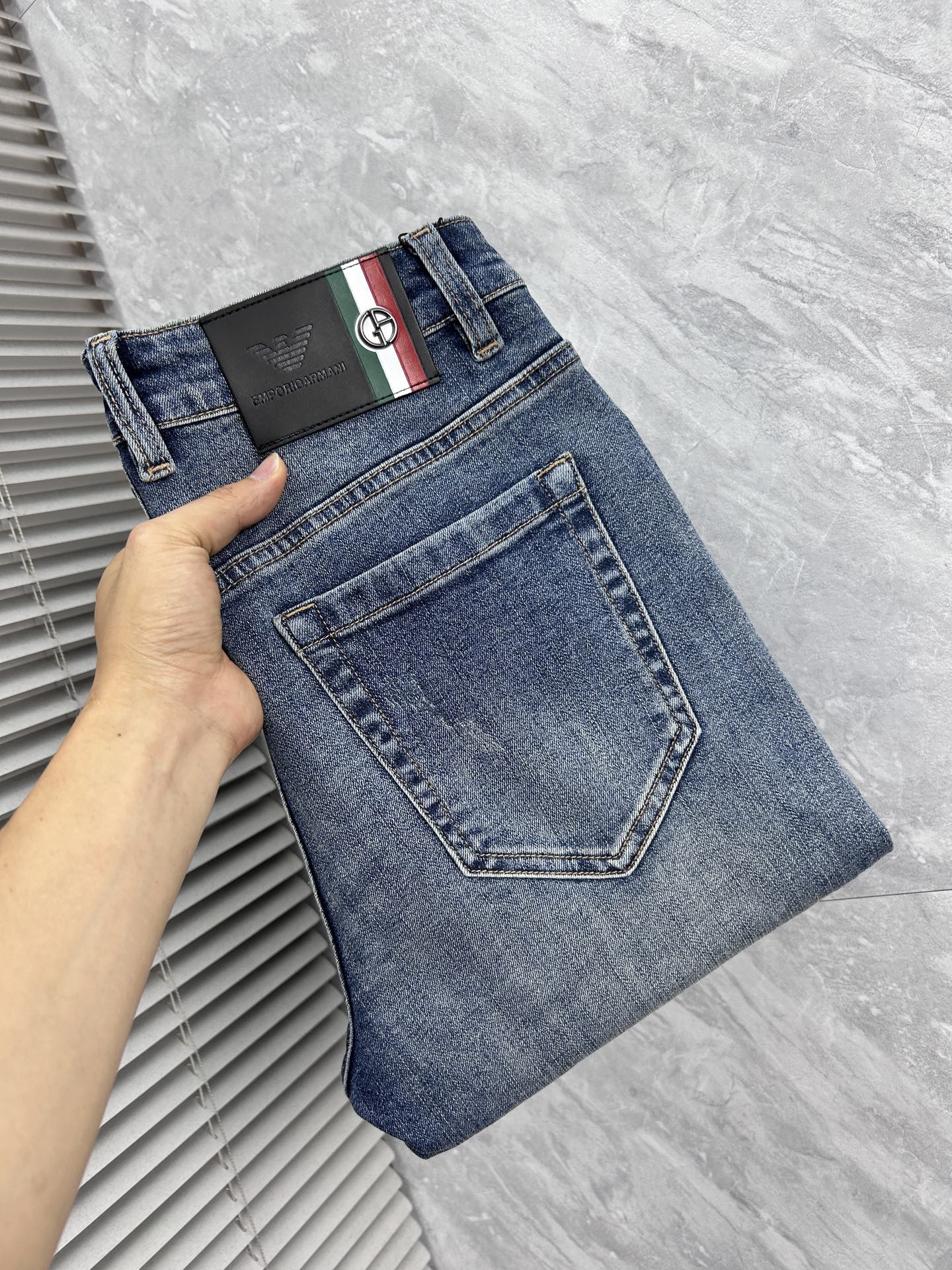 NO:918338,Armani men's denim jeans, official album and poster style!  High-grade imported denim raw color fabrics are supplied to customers, and the pure 13oz denim fabrics from Okayama, Japan are specially selected. Heavy-duty environmentally friendly plant enzyme washing process is used. The texture has a light retro color, which is quite beautiful and is very suitable for autumn and winter color matching. The fabric is soft and delicate after washing, but has strong bones and a slight stretch, providing an excellent comfortable experience. There is no damage from any technological elements throughout the body, retaining the purest tannin color!  The details throughout the body are perfect, exquisite and sophisticated. The latest leather label on the waist highlights the brand's characteristics. The hardware accessories, leather label and wiring all reflect the craftsmanship!  The silhouette is perfectly tailored and has excellent butt lift and slimming effect. It can be easily matched with any top in the wardrobe. It has wide compatibility and is suitable for various daily wear. The upper body is full of style. It is a must-have trousers for those who are obsessed with quality control and 1V!  Size 29-38 (not 35.37), armani,jeans,19860909阿玛尼 男士丹宁牛仔裤,官宣画册海报穿搭款！ 客供高级进口的丹宁原色面料,特选日本冈山纯正13oz 盎司牛仔布料,重磅环保植物酵素水洗工艺,肌理有着淡淡的复古色彩,相当漂亮,极符合秋冬的配色,面料经过水洗后柔软细腻,但筋骨感极强,且略带弹力,提供了绝佳的舒适体验,通身无任何工艺元素破坏,保留了最纯粹的丹宁本色！通身细节完美如斯,精湛且考究,最新的腰部皮标彰显了品牌特质,五金配件、皮标、走线无不体现出匠心工艺！版型剪裁完美,提臀修身效果绝佳,可轻松横扫衣橱任何的上装搭配,兼容性广泛,满足于日常各种穿搭,上身型款十足,于品质控及1V迷控者必入型裤装！ 尺码29—38（没35.37）,,armani,jeans,,Men's clothing
