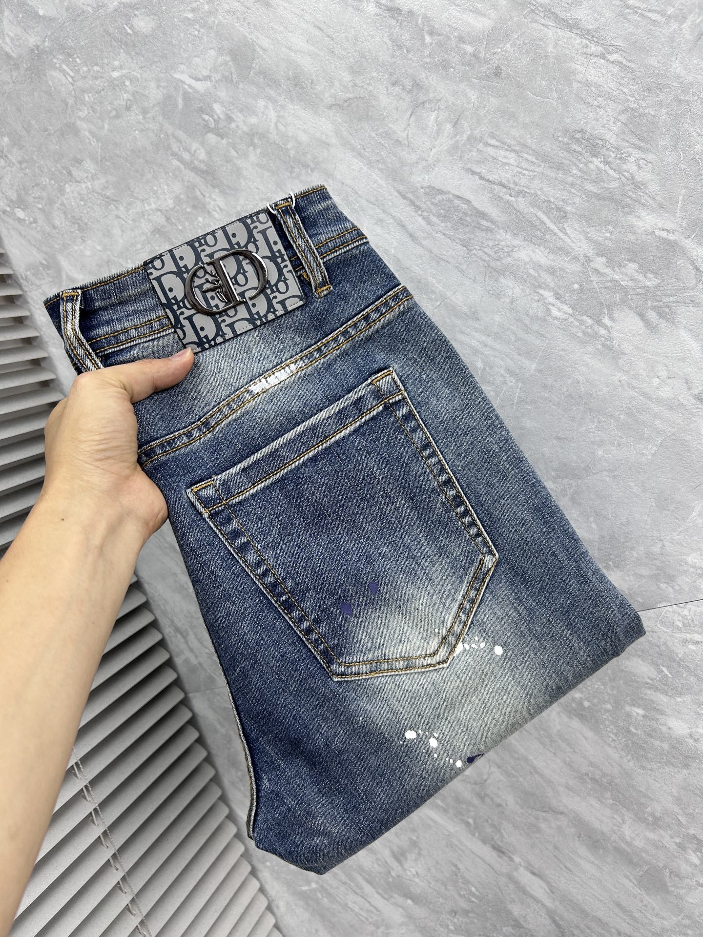 NO:918335,dr men's denim jeans, official album and poster outfit!  High-grade imported denim raw color fabrics are supplied to customers, and the pure 13oz denim fabrics from Okayama, Japan are specially selected. Heavy-duty environmentally friendly plant enzyme washing process is used. The texture has a light retro color, which is quite beautiful and is very suitable for autumn and winter color matching. The fabric is soft and delicate after washing, but has strong bones and a slight stretch, providing an excellent comfortable experience. There is no damage from any technological elements throughout the body, retaining the purest tannin color!  The details throughout the body are perfect, exquisite and sophisticated. The latest leather label on the waist highlights the brand's characteristics. The hardware accessories, leather label and wiring all reflect the craftsmanship!  The silhouette is perfectly tailored and has excellent butt lift and slimming effect. It can be easily matched with any top in the wardrobe. It has wide compatibility and is suitable for various daily wear. The upper body is full of style. It is a must-have trousers for those who are obsessed with quality control and 1V!  Size 29-38 (not 35.37),,jeans,19860909dr 男士丹宁牛仔裤,官宣画册海报穿搭款！ 客供高级进口的丹宁原色面料,特选日本冈山纯正13oz 盎司牛仔布料,重磅环保植物酵素水洗工艺,肌理有着淡淡的复古色彩,相当漂亮,极符合秋冬的配色,面料经过水洗后柔软细腻,但筋骨感极强,且略带弹力,提供了绝佳的舒适体验,通身无任何工艺元素破坏,保留了最纯粹的丹宁本色！通身细节完美如斯,精湛且考究,最新的腰部皮标彰显了品牌特质,五金配件、皮标、走线无不体现出匠心工艺！版型剪裁完美,提臀修身效果绝佳,可轻松横扫衣橱任何的上装搭配,兼容性广泛,满足于日常各种穿搭,上身型款十足,于品质控及1V迷控者必入型裤装！ 尺码29—38（没35.37）,,jeans,,Men's clothing
