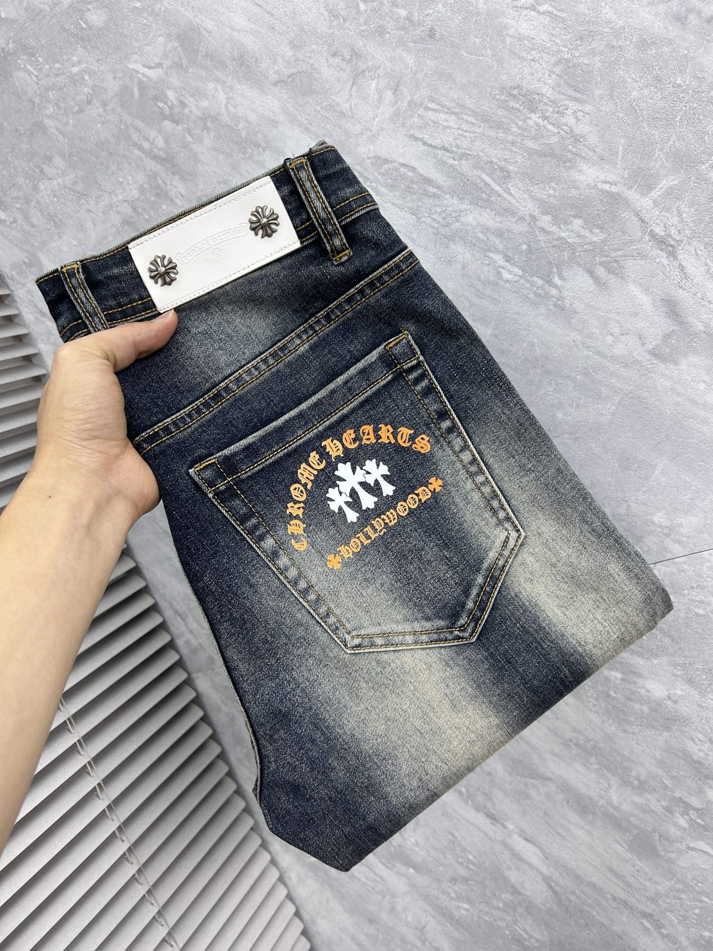 NO:918332,Croxin men's denim jeans, official album and poster wear style!  High-grade imported denim raw color fabrics are supplied to customers, and the pure 13oz denim fabrics from Okayama, Japan are specially selected. Heavy-duty environmentally friendly plant enzyme washing process is used. The texture has a light retro color, which is quite beautiful and is very suitable for autumn and winter color matching. The fabric is soft and delicate after washing, but has strong bones and a slight stretch, providing an excellent comfortable experience. There is no damage from any technological elements throughout the body, retaining the purest tannin color!  The details throughout the body are perfect, exquisite and sophisticated. The latest leather label on the waist highlights the brand's characteristics. The hardware accessories, leather label and wiring all reflect the craftsmanship!  The silhouette is perfectly tailored and has excellent butt lift and slimming effect. It can be easily matched with any top in the wardrobe. It has wide compatibility and is suitable for various daily wear. The upper body is full of style. It is a must-have trousers for those who are obsessed with quality control and 1V!  Sizes 29-38 (not 35.37),,chrome hearts,jeans,19860909克罗心 男士丹宁牛仔裤,官宣画册海报穿搭款！ 客供高级进口的丹宁原色面料,特选日本冈山纯正13oz 盎司牛仔布料,重磅环保植物酵素水洗工艺,肌理有着淡淡的复古色彩,相当漂亮,极符合秋冬的配色,面料经过水洗后柔软细腻,但筋骨感极强,且略带弹力,提供了绝佳的舒适体验,通身无任何工艺元素破坏,保留了最纯粹的丹宁本色！通身细节完美如斯,精湛且考究,最新的腰部皮标彰显了品牌特质,五金配件、皮标、走线无不体现出匠心工艺！版型剪裁完美,提臀修身效果绝佳,可轻松横扫衣橱任何的上装搭配,兼容性广泛,满足于日常各种穿搭,上身型款十足,于品质控及1V迷控者必入型裤装！ 尺码29—38（没35.37）,,chrome hearts,jeans,,Men's clothing