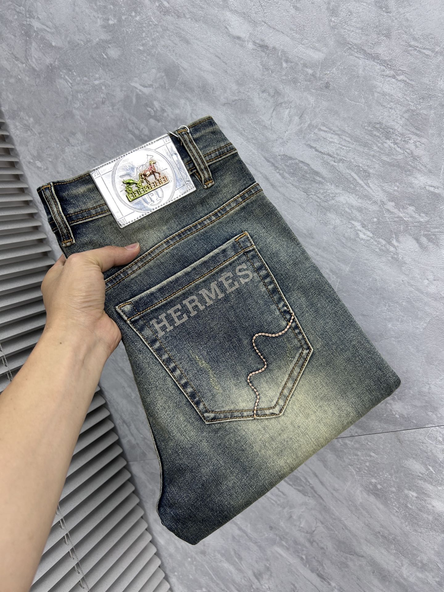 NO:918329,Love Horse's men's denim jeans, official album and poster outfit style!  High-grade imported denim raw color fabrics are supplied to customers, and the pure 13oz denim fabrics from Okayama, Japan are specially selected. Heavy-duty environmentally friendly plant enzyme washing process is used. The texture has a light retro color, which is quite beautiful and is very suitable for autumn and winter color matching. The fabric is soft and delicate after washing, but has strong bones and a slight stretch, providing an excellent comfortable experience. There is no damage from any technological elements throughout the body, retaining the purest tannin color!  The details throughout the body are perfect, exquisite and sophisticated. The latest leather label on the waist highlights the brand's characteristics. The hardware accessories, leather label and wiring all reflect the craftsmanship!  The silhouette is perfectly tailored and has excellent butt lift and slimming effect. It can be easily matched with any top in the wardrobe. It has wide compatibility and is suitable for various daily wear. The upper body is full of style. It is a must-have trousers for those who are obsessed with quality control and 1V!  Size 29-38 (not 35.37),,hermes,jeans,19860909爱马‘’男士丹宁牛仔裤,官宣画册海报穿搭款！ 客供高级进口的丹宁原色面料,特选日本冈山纯正13oz 盎司牛仔布料,重磅环保植物酵素水洗工艺,肌理有着淡淡的复古色彩,相当漂亮,极符合秋冬的配色,面料经过水洗后柔软细腻,但筋骨感极强,且略带弹力,提供了绝佳的舒适体验,通身无任何工艺元素破坏,保留了最纯粹的丹宁本色！通身细节完美如斯,精湛且考究,最新的腰部皮标彰显了品牌特质,五金配件、皮标、走线无不体现出匠心工艺！版型剪裁完美,提臀修身效果绝佳,可轻松横扫衣橱任何的上装搭配,兼容性广泛,满足于日常各种穿搭,上身型款十足,于品质控及1V迷控者必入型裤装！ 尺码29—38（没35.37）,,hermes,jeans,,Men's clothing