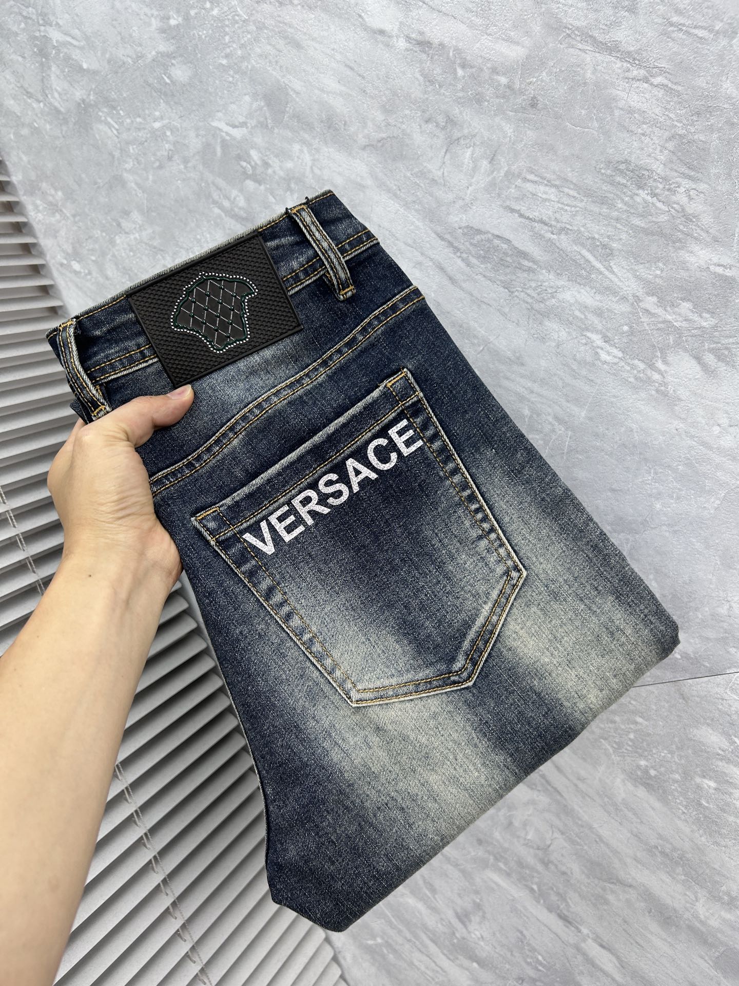 NO:918326,Versace men's denim jeans, official album and poster style!  High-grade imported denim raw color fabrics are supplied to customers, and the pure 13oz denim fabrics from Okayama, Japan are specially selected. Heavy-duty environmentally friendly plant enzyme washing process is used. The texture has a light retro color, which is quite beautiful and is very suitable for autumn and winter color matching. The fabric is soft and delicate after washing, but has strong bones and a slight stretch, providing an excellent comfortable experience. There is no damage from any technological elements throughout the body, retaining the purest tannin color!  The details throughout the body are perfect, exquisite and sophisticated. The latest leather label on the waist highlights the brand's characteristics. The hardware accessories, leather label and wiring all reflect the craftsmanship!  The silhouette is perfectly tailored and has excellent butt lift and slimming effect. It can be easily matched with any top in the wardrobe. It has wide compatibility and is suitable for various daily wear. The upper body is full of style. It is a must-have trousers for those who are obsessed with quality control and 1V!  Sizes 29-38 (not 35.37),,versace,jeans,19860909范思哲 男士丹宁牛仔裤,官宣画册海报穿搭款！ 客供高级进口的丹宁原色面料,特选日本冈山纯正13oz 盎司牛仔布料,重磅环保植物酵素水洗工艺,肌理有着淡淡的复古色彩,相当漂亮,极符合秋冬的配色,面料经过水洗后柔软细腻,但筋骨感极强,且略带弹力,提供了绝佳的舒适体验,通身无任何工艺元素破坏,保留了最纯粹的丹宁本色！通身细节完美如斯,精湛且考究,最新的腰部皮标彰显了品牌特质,五金配件、皮标、走线无不体现出匠心工艺！版型剪裁完美,提臀修身效果绝佳,可轻松横扫衣橱任何的上装搭配,兼容性广泛,满足于日常各种穿搭,上身型款十足,于品质控及1V迷控者必入型裤装！ 尺码29—38（没35.37）,,versace,jeans,,Men's clothing