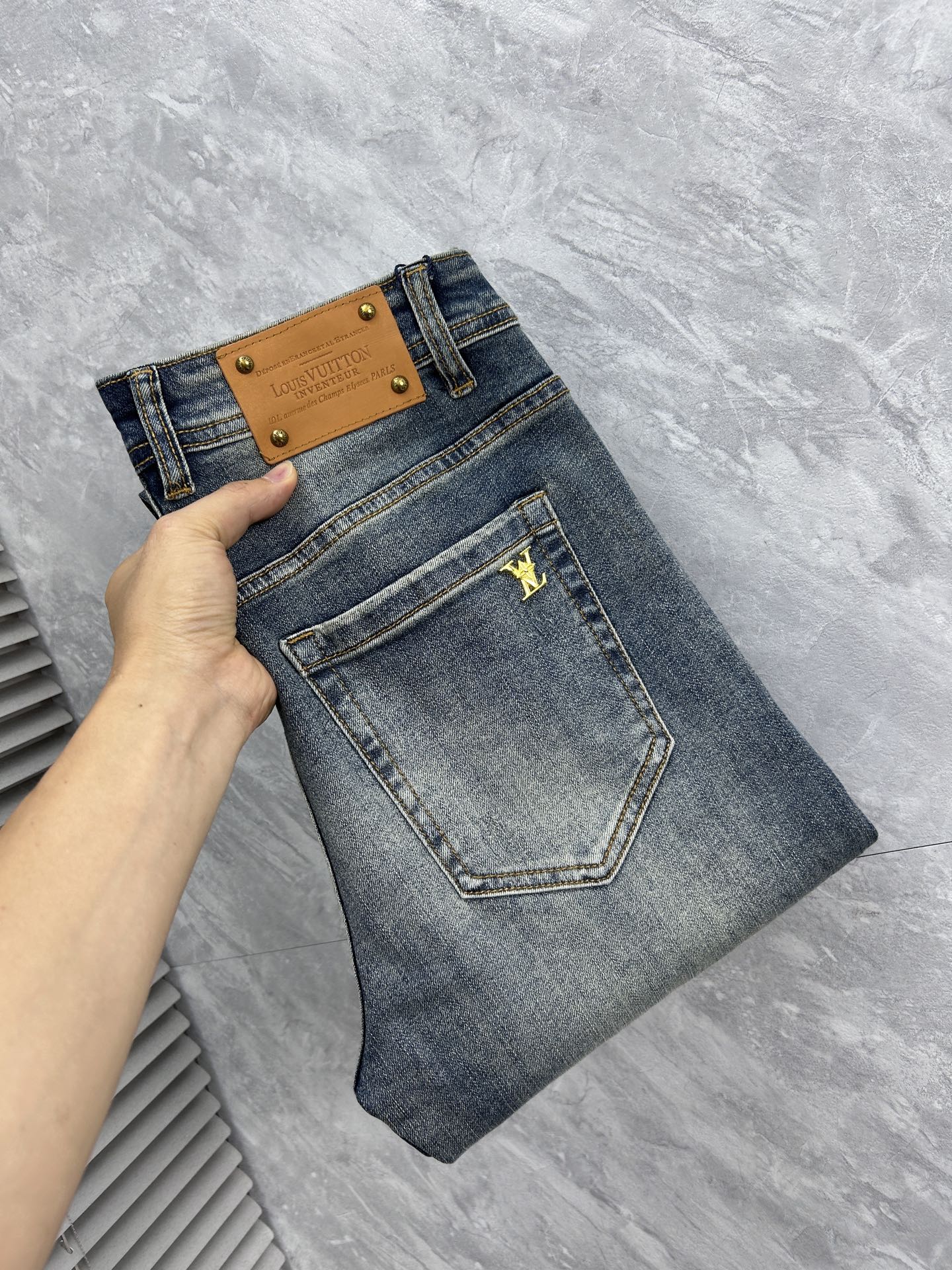 NO:918323,LV men's denim jeans, official album and poster outfit style!  High-grade imported denim raw color fabrics are supplied to customers, and the pure 13oz denim fabrics from Okayama, Japan are specially selected. Heavy-duty environmentally friendly plant enzyme washing process is used. The texture has a light retro color, which is quite beautiful and is very suitable for autumn and winter color matching. The fabric is soft and delicate after washing, but has strong bones and a slight stretch, providing an excellent comfortable experience. There is no damage from any technological elements throughout the body, retaining the purest tannin color!  The details throughout the body are perfect, exquisite and sophisticated. The latest leather label on the waist highlights the brand's characteristics. The hardware accessories, leather label and wiring all reflect the craftsmanship!  The silhouette is perfectly tailored and has excellent butt lift and slimming effect. It can be easily matched with any top in the wardrobe. It has wide compatibility and is suitable for various daily wear. The upper body is full of style. It is a must-have trousers for those who are obsessed with quality control and 1V!  Size 29-38 (not 35.37),,louis vuitton,jeans,19860909LV 男士丹宁牛仔裤,官宣画册海报穿搭款！ 客供高级进口的丹宁原色面料,特选日本冈山纯正13oz 盎司牛仔布料,重磅环保植物酵素水洗工艺,肌理有着淡淡的复古色彩,相当漂亮,极符合秋冬的配色,面料经过水洗后柔软细腻,但筋骨感极强,且略带弹力,提供了绝佳的舒适体验,通身无任何工艺元素破坏,保留了最纯粹的丹宁本色！通身细节完美如斯,精湛且考究,最新的腰部皮标彰显了品牌特质,五金配件、皮标、走线无不体现出匠心工艺！版型剪裁完美,提臀修身效果绝佳,可轻松横扫衣橱任何的上装搭配,兼容性广泛,满足于日常各种穿搭,上身型款十足,于品质控及1V迷控者必入型裤装！ 尺码29—38（没35.37）,,louis vuitton,jeans,,Men's clothing