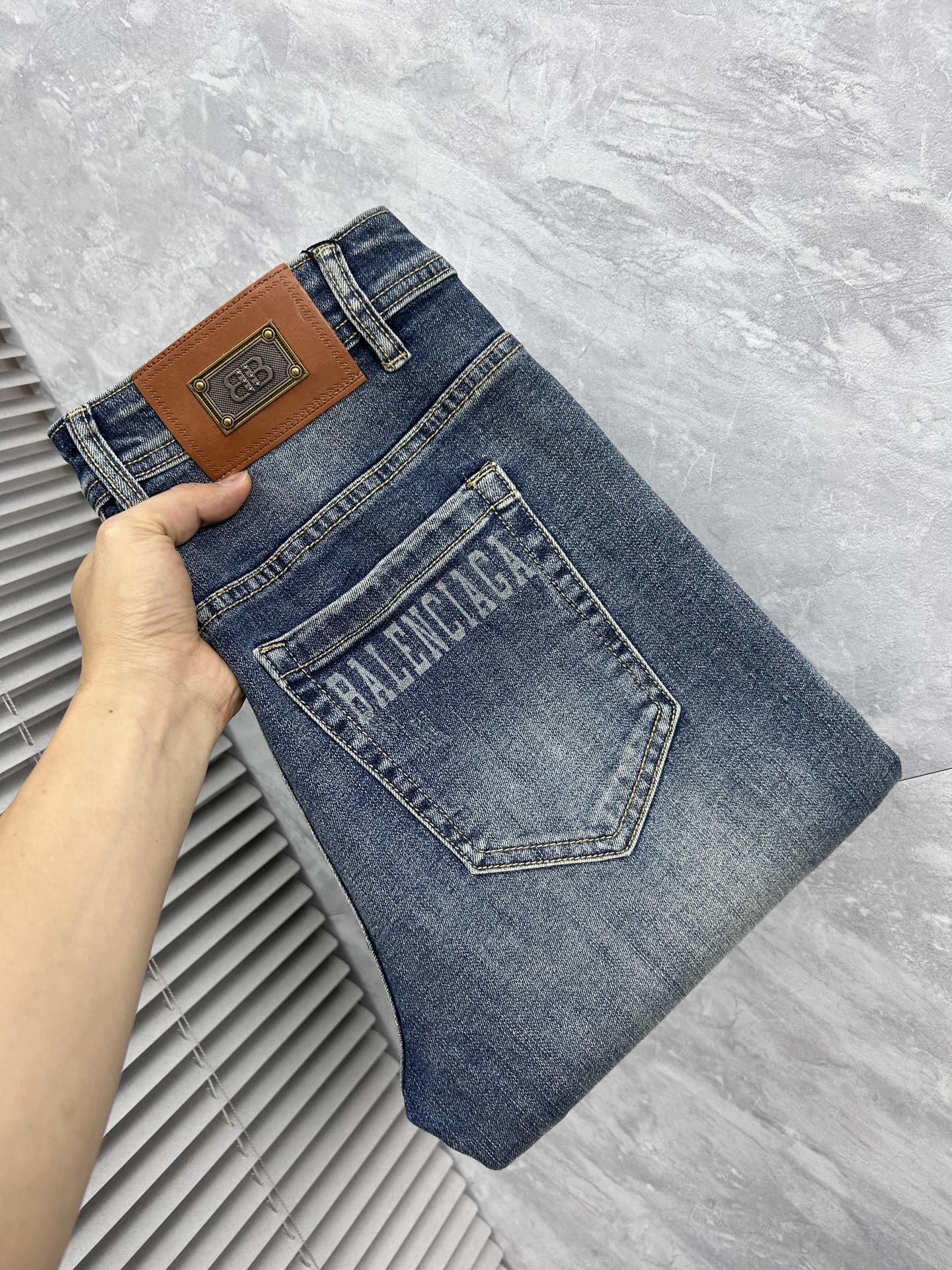 NO:918320,Paris men's denim jeans, official album and poster style!  High-grade imported denim raw color fabrics are supplied to customers, and the pure 13oz denim fabrics from Okayama, Japan are specially selected. Heavy-duty environmentally friendly plant enzyme washing process is used. The texture has a light retro color, which is quite beautiful and is very suitable for autumn and winter color matching. The fabric is soft and delicate after washing, but has strong bones and a slight stretch, providing an excellent comfortable experience. There is no damage from any technological elements throughout the body, retaining the purest tannin color!  The details throughout the body are perfect, exquisite and sophisticated. The latest leather label on the waist highlights the brand's characteristics. The hardware accessories, leather label and wiring all reflect the craftsmanship!  The silhouette is perfectly tailored and has excellent butt lift and slimming effect. It can be easily matched with any top in the wardrobe. It has wide compatibility and is suitable for various daily wear. The upper body is full of style. It is a must-have trousers for those who are obsessed with quality control and 1V!  Size 29-38 (not 35.37),,jeans,19860909巴黎 男士丹宁牛仔裤,官宣画册海报穿搭款！ 客供高级进口的丹宁原色面料,特选日本冈山纯正13oz 盎司牛仔布料,重磅环保植物酵素水洗工艺,肌理有着淡淡的复古色彩,相当漂亮,极符合秋冬的配色,面料经过水洗后柔软细腻,但筋骨感极强,且略带弹力,提供了绝佳的舒适体验,通身无任何工艺元素破坏,保留了最纯粹的丹宁本色！通身细节完美如斯,精湛且考究,最新的腰部皮标彰显了品牌特质,五金配件、皮标、走线无不体现出匠心工艺！版型剪裁完美,提臀修身效果绝佳,可轻松横扫衣橱任何的上装搭配,兼容性广泛,满足于日常各种穿搭,上身型款十足,于品质控及1V迷控者必入型裤装！ 尺码29—38（没35.37）,,jeans,,Men's clothing