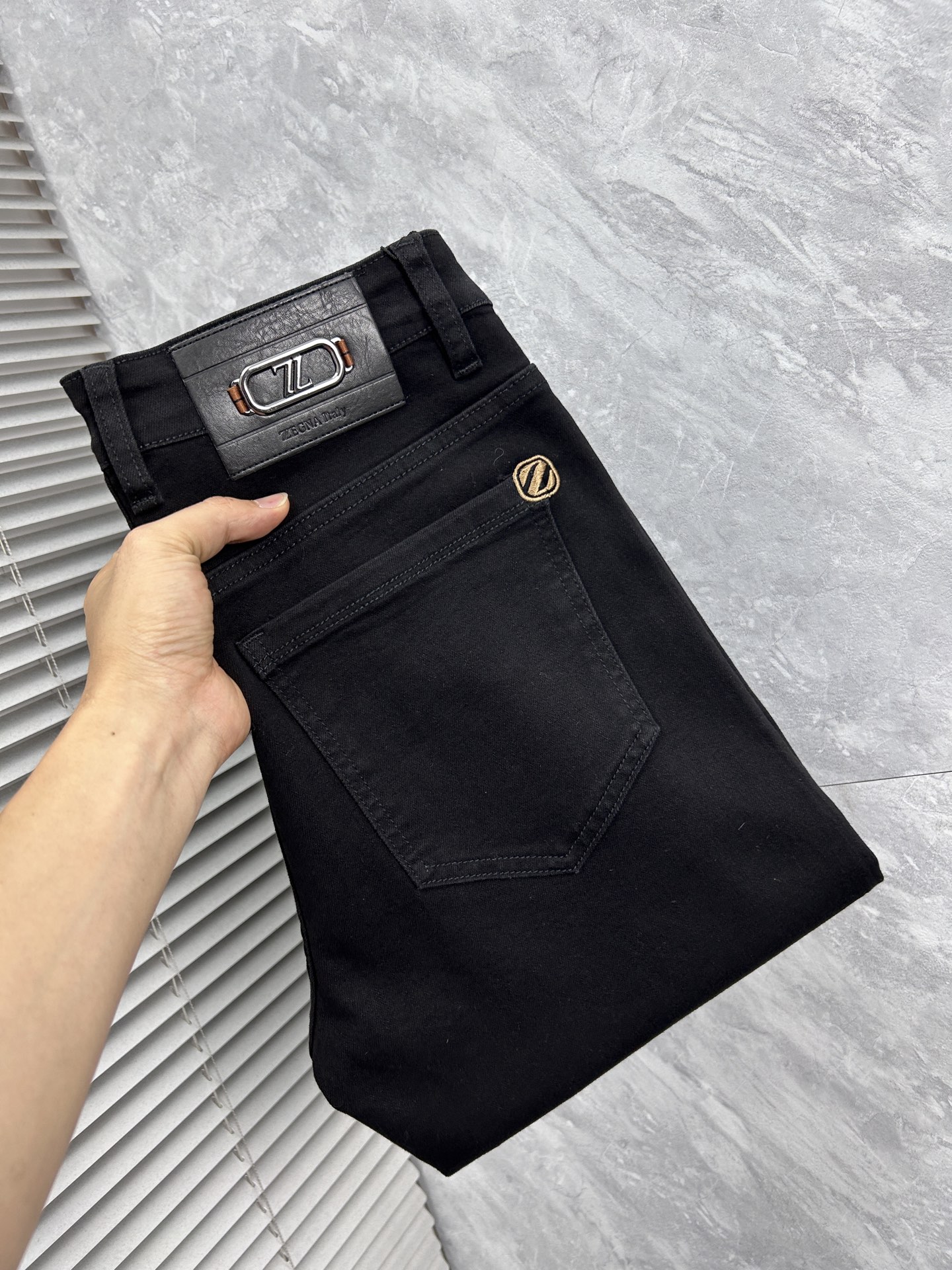 NO:918317,Ermenegildo Zegna men's denim jeans, official album and poster wear style!  High-grade imported denim raw color fabrics are supplied to customers, and the pure 13oz denim fabrics from Okayama, Japan are specially selected. Heavy-duty environmentally friendly plant enzyme washing process is used. The texture has a light retro color, which is quite beautiful and is very suitable for autumn and winter color matching. The fabric is soft and delicate after washing, but has strong bones and a slight stretch, providing an excellent comfortable experience. There is no damage from any technological elements throughout the body, retaining the purest tannin color!  The details throughout the body are perfect, exquisite and sophisticated. The latest leather label on the waist highlights the brand's characteristics. The hardware accessories, leather label and wiring all reflect the craftsmanship!  The silhouette is perfectly tailored and has excellent butt lift and slimming effect. It can be easily matched with any top in the wardrobe. It has wide compatibility and is suitable for various daily wear. The upper body is full of style. It is a must-have trousers for those who are obsessed with quality control and 1V!  Sizes 29-38 (not 35.37),,zegna,jeans,19860909杰尼亚 男士丹宁牛仔裤,官宣画册海报穿搭款！ 客供高级进口的丹宁原色面料,特选日本冈山纯正13oz 盎司牛仔布料,重磅环保植物酵素水洗工艺,肌理有着淡淡的复古色彩,相当漂亮,极符合秋冬的配色,面料经过水洗后柔软细腻,但筋骨感极强,且略带弹力,提供了绝佳的舒适体验,通身无任何工艺元素破坏,保留了最纯粹的丹宁本色！通身细节完美如斯,精湛且考究,最新的腰部皮标彰显了品牌特质,五金配件、皮标、走线无不体现出匠心工艺！版型剪裁完美,提臀修身效果绝佳,可轻松横扫衣橱任何的上装搭配,兼容性广泛,满足于日常各种穿搭,上身型款十足,于品质控及1V迷控者必入型裤装！ 尺码29—38（没35.37）,,zegna,jeans,,Men's clothing