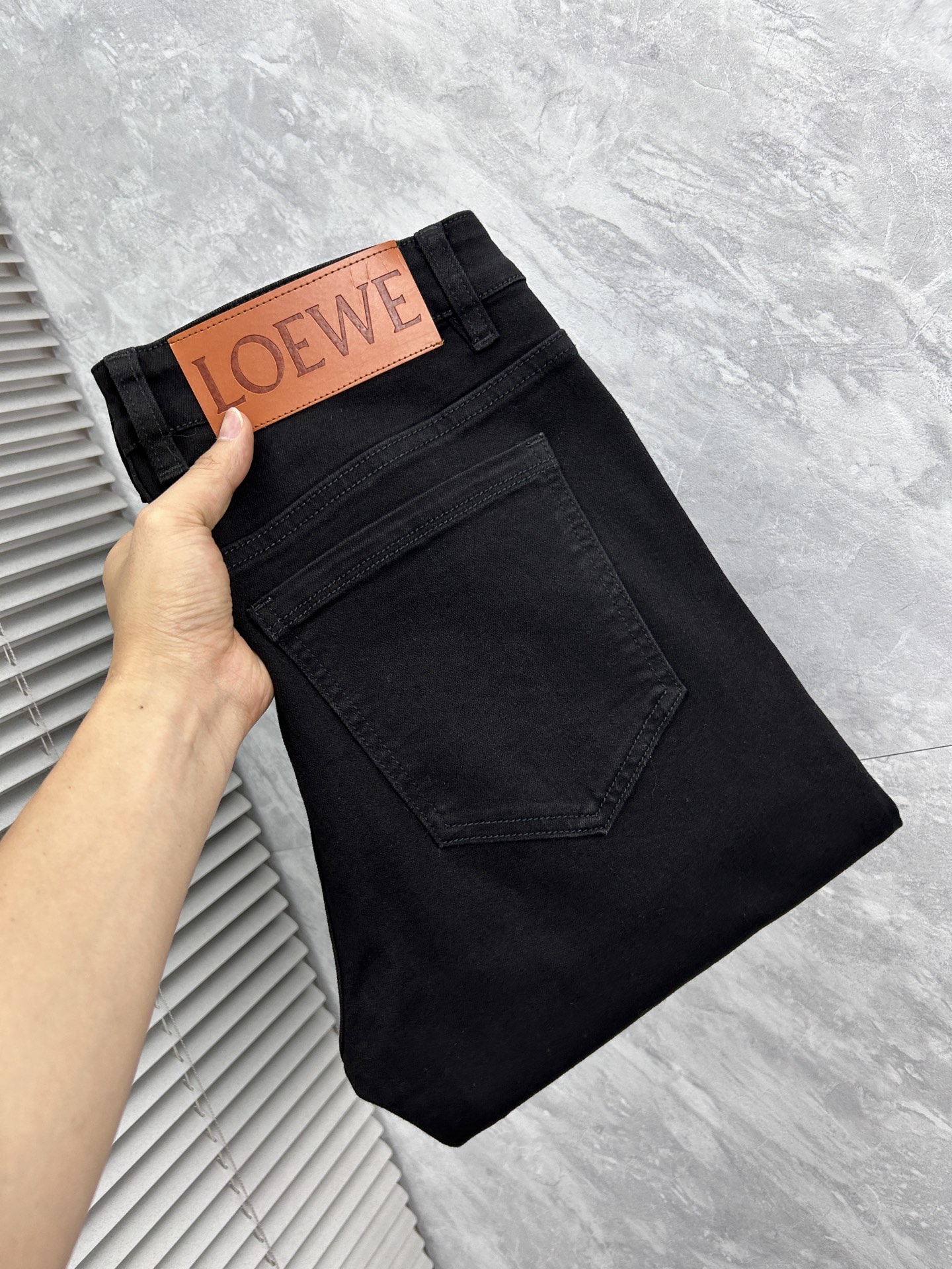 NO:918343,Loewe men's denim jeans, official album and poster style!  High-grade imported denim raw color fabrics are supplied to customers, and the pure 13oz denim fabrics from Okayama, Japan are specially selected. Heavy-duty environmentally friendly plant enzyme washing process is used. The texture has a light retro color, which is quite beautiful and is very suitable for autumn and winter color matching. The fabric is soft and delicate after washing, but has strong bones and a slight stretch, providing an excellent comfortable experience. There is no damage from any technological elements throughout the body, retaining the purest tannin color!  The details throughout the body are perfect, exquisite and sophisticated. The latest leather label on the waist highlights the brand's characteristics. The hardware accessories, leather label and wiring all reflect the craftsmanship!  The silhouette is perfectly tailored and has excellent butt lift and slimming effect. It can be easily matched with any top in the wardrobe. It has wide compatibility and is suitable for various daily wear. The upper body is full of style. It is a must-have trousers for those who are obsessed with quality control and 1V!  Size 29-38 (not 35.37),,loewe,jeans,19860909罗意威 男士丹宁牛仔裤,官宣画册海报穿搭款！ 客供高级进口的丹宁原色面料,特选日本冈山纯正13oz 盎司牛仔布料,重磅环保植物酵素水洗工艺,肌理有着淡淡的复古色彩,相当漂亮,极符合秋冬的配色,面料经过水洗后柔软细腻,但筋骨感极强,且略带弹力,提供了绝佳的舒适体验,通身无任何工艺元素破坏,保留了最纯粹的丹宁本色！通身细节完美如斯,精湛且考究,最新的腰部皮标彰显了品牌特质,五金配件、皮标、走线无不体现出匠心工艺！版型剪裁完美,提臀修身效果绝佳,可轻松横扫衣橱任何的上装搭配,兼容性广泛,满足于日常各种穿搭,上身型款十足,于品质控及1V迷控者必入型裤装！ 尺码29—38（没35.37）,,loewe,jeans,,Men's clothing