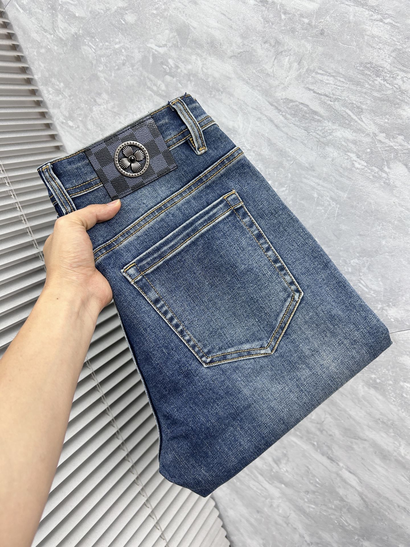 NO:918340,LV men's denim jeans, official album and poster outfit style!  High-grade imported denim raw color fabrics are supplied to customers, and the pure 13oz denim fabrics from Okayama, Japan are specially selected. Heavy-duty environmentally friendly plant enzyme washing process is used. The texture has a light retro color, which is quite beautiful and is very suitable for autumn and winter color matching. The fabric is soft and delicate after washing, but has strong bones and a slight stretch, providing an excellent comfortable experience. There is no damage from any technological elements throughout the body, retaining the purest tannin color!  The details throughout the body are perfect, exquisite and sophisticated. The latest leather label on the waist highlights the brand's characteristics. The hardware accessories, leather label and wiring all reflect the craftsmanship!  The silhouette is perfectly tailored and has excellent butt lift and slimming effect. It can be easily matched with any top in the wardrobe. It has wide compatibility and is suitable for various daily wear. The upper body is full of style. It is a must-have trousers for those who are obsessed with quality control and 1V!  Size 29-38 (not 35.37),,louis vuitton,jeans,19860909LV 男士丹宁牛仔裤,官宣画册海报穿搭款！ 客供高级进口的丹宁原色面料,特选日本冈山纯正13oz 盎司牛仔布料,重磅环保植物酵素水洗工艺,肌理有着淡淡的复古色彩,相当漂亮,极符合秋冬的配色,面料经过水洗后柔软细腻,但筋骨感极强,且略带弹力,提供了绝佳的舒适体验,通身无任何工艺元素破坏,保留了最纯粹的丹宁本色！通身细节完美如斯,精湛且考究,最新的腰部皮标彰显了品牌特质,五金配件、皮标、走线无不体现出匠心工艺！版型剪裁完美,提臀修身效果绝佳,可轻松横扫衣橱任何的上装搭配,兼容性广泛,满足于日常各种穿搭,上身型款十足,于品质控及1V迷控者必入型裤装！ 尺码29—38（没35.37）,,louis vuitton,jeans,,Men's clothing