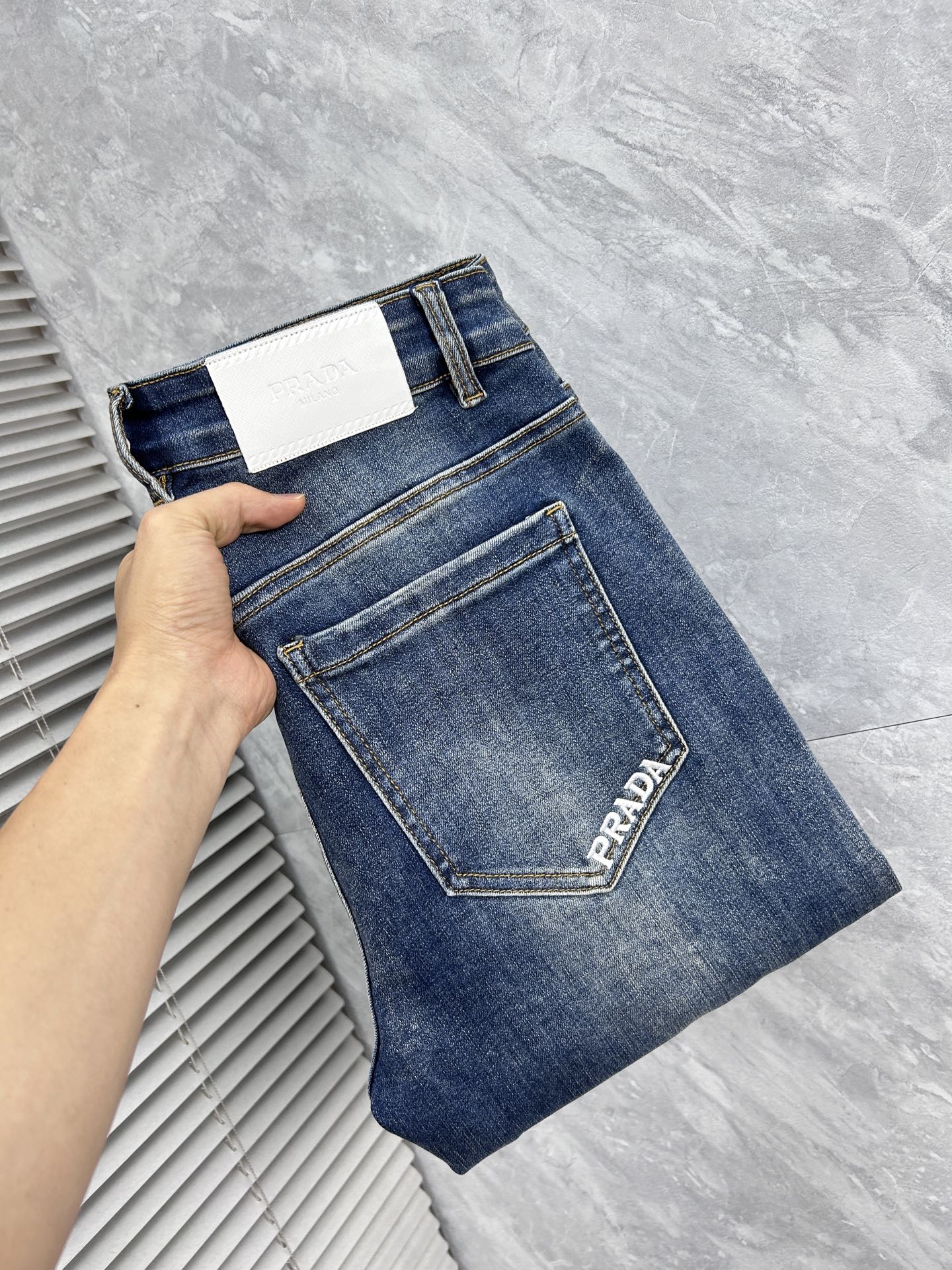 NO:918331,Prada men's denim jeans, official album and poster style!  High-grade imported denim raw color fabrics are supplied to customers, and the pure 13oz denim fabrics from Okayama, Japan are specially selected. Heavy-duty environmentally friendly plant enzyme washing process is used. The texture has a light retro color, which is quite beautiful and is very suitable for autumn and winter color matching. The fabric is soft and delicate after washing, but has strong bones and a slight stretch, providing an excellent comfortable experience. There is no damage from any technological elements throughout the body, retaining the purest tannin color!  The details throughout the body are perfect, exquisite and sophisticated. The latest leather label on the waist highlights the brand's characteristics. The hardware accessories, leather label and wiring all reflect the craftsmanship!  The silhouette is perfectly tailored and has excellent butt lift and slimming effect. It can be easily matched with any top in the wardrobe. It has wide compatibility and is suitable for various daily wear. The upper body is full of style. It is a must-have trousers for those who are obsessed with quality control and 1V!  Size 29-38 (not 35.37),,prada,jeans,19860909普拉达 男士丹宁牛仔裤,官宣画册海报穿搭款！ 客供高级进口的丹宁原色面料,特选日本冈山纯正13oz 盎司牛仔布料,重磅环保植物酵素水洗工艺,肌理有着淡淡的复古色彩,相当漂亮,极符合秋冬的配色,面料经过水洗后柔软细腻,但筋骨感极强,且略带弹力,提供了绝佳的舒适体验,通身无任何工艺元素破坏,保留了最纯粹的丹宁本色！通身细节完美如斯,精湛且考究,最新的腰部皮标彰显了品牌特质,五金配件、皮标、走线无不体现出匠心工艺！版型剪裁完美,提臀修身效果绝佳,可轻松横扫衣橱任何的上装搭配,兼容性广泛,满足于日常各种穿搭,上身型款十足,于品质控及1V迷控者必入型裤装！ 尺码29—38（没35.37）,,prada,jeans,,Men's clothing