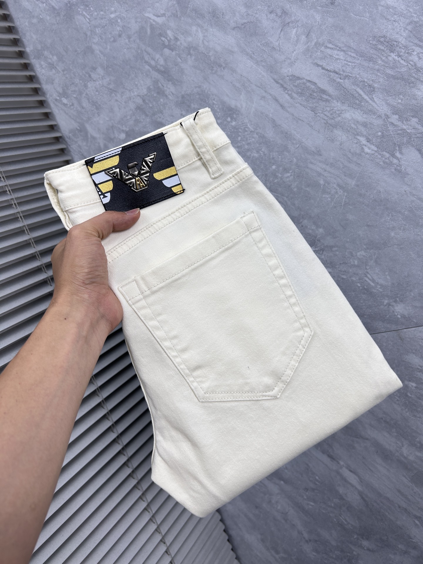 NO:918337,Armani men's denim jeans, official album and poster style!  High-grade imported denim raw color fabrics are supplied to customers, and the pure 13oz denim fabrics from Okayama, Japan are specially selected. Heavy-duty environmentally friendly plant enzyme washing process is used. The texture has a light retro color, which is quite beautiful and is very suitable for autumn and winter color matching. The fabric is soft and delicate after washing, but has strong bones and a slight stretch, providing an excellent comfortable experience. There is no damage from any technological elements throughout the body, retaining the purest tannin color!  The details throughout the body are perfect, exquisite and sophisticated. The latest leather label on the waist highlights the brand's characteristics. The hardware accessories, leather label and wiring all reflect the craftsmanship!  The silhouette is perfectly tailored and has excellent butt lift and slimming effect. It can be easily matched with any top in the wardrobe. It has wide compatibility and is suitable for various daily wear. The upper body is full of style. It is a must-have trousers for those who are obsessed with quality control and 1V!  Size 29-38 (not 35.37), armani,jeans,19860909阿玛尼 男士丹宁牛仔裤,官宣画册海报穿搭款！ 客供高级进口的丹宁原色面料,特选日本冈山纯正13oz 盎司牛仔布料,重磅环保植物酵素水洗工艺,肌理有着淡淡的复古色彩,相当漂亮,极符合秋冬的配色,面料经过水洗后柔软细腻,但筋骨感极强,且略带弹力,提供了绝佳的舒适体验,通身无任何工艺元素破坏,保留了最纯粹的丹宁本色！通身细节完美如斯,精湛且考究,最新的腰部皮标彰显了品牌特质,五金配件、皮标、走线无不体现出匠心工艺！版型剪裁完美,提臀修身效果绝佳,可轻松横扫衣橱任何的上装搭配,兼容性广泛,满足于日常各种穿搭,上身型款十足,于品质控及1V迷控者必入型裤装！ 尺码29—38（没35.37）,,armani,jeans,,Men's clothing
