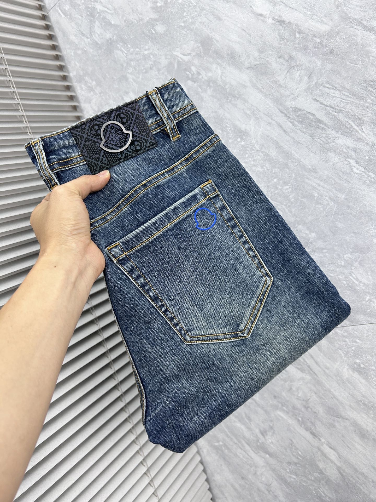 NO:918334,Men's denim jeans, official album and poster outfit!  High-grade imported denim raw color fabrics are supplied to customers, and the pure 13oz denim fabrics from Okayama, Japan are specially selected. Heavy-duty environmentally friendly plant enzyme washing process is used. The texture has a light retro color, which is quite beautiful and is very suitable for autumn and winter color matching. The fabric is soft and delicate after washing, but has strong bones and a slight stretch, providing an excellent comfortable experience. There is no damage from any technological elements throughout the body, retaining the purest tannin color!  The details throughout the body are perfect, exquisite and sophisticated. The latest leather label on the waist highlights the brand's characteristics. The hardware accessories, leather label and wiring all reflect the craftsmanship!  The silhouette is perfectly tailored and has excellent butt lift and slimming effect. It can be easily matched with any top in the wardrobe. It has wide compatibility and is suitable for various daily wear. The upper body is full of style. It is a must-have trousers for those who are obsessed with quality control and 1V!  Size 29-38 (not 35.37),,Moncler,jeans,19860909蒙口 男士丹宁牛仔裤,官宣画册海报穿搭款！ 客供高级进口的丹宁原色面料,特选日本冈山纯正13oz 盎司牛仔布料,重磅环保植物酵素水洗工艺,肌理有着淡淡的复古色彩,相当漂亮,极符合秋冬的配色,面料经过水洗后柔软细腻,但筋骨感极强,且略带弹力,提供了绝佳的舒适体验,通身无任何工艺元素破坏,保留了最纯粹的丹宁本色！通身细节完美如斯,精湛且考究,最新的腰部皮标彰显了品牌特质,五金配件、皮标、走线无不体现出匠心工艺！版型剪裁完美,提臀修身效果绝佳,可轻松横扫衣橱任何的上装搭配,兼容性广泛,满足于日常各种穿搭,上身型款十足,于品质控及1V迷控者必入型裤装！ 尺码29—38（没35.37）,,Moncler,jeans,,Men's clothing